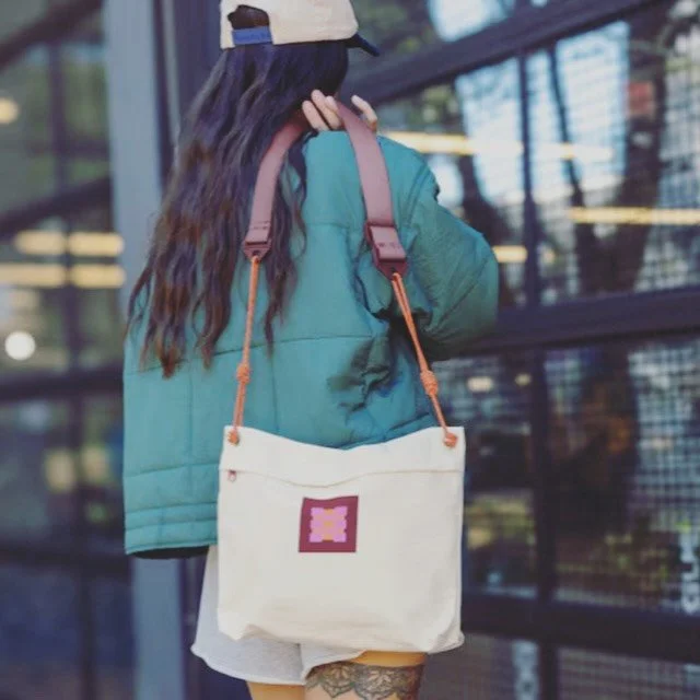 ✔️ NEW
Inspired by classic musette bags originally used in bike races, this modern take keeps things lightweight, minimal and easy to wear. Pick your webbing and rope colors to reflect your brand.
#spring2026vibes