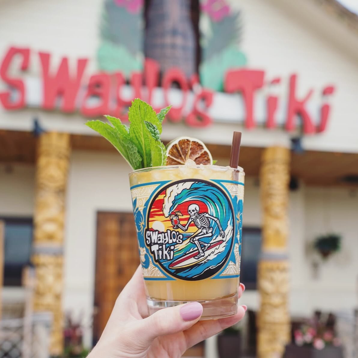 Drink like a pirate, relax like an islander @swaylostiki 🏝️
#custom #drinkware #colorado