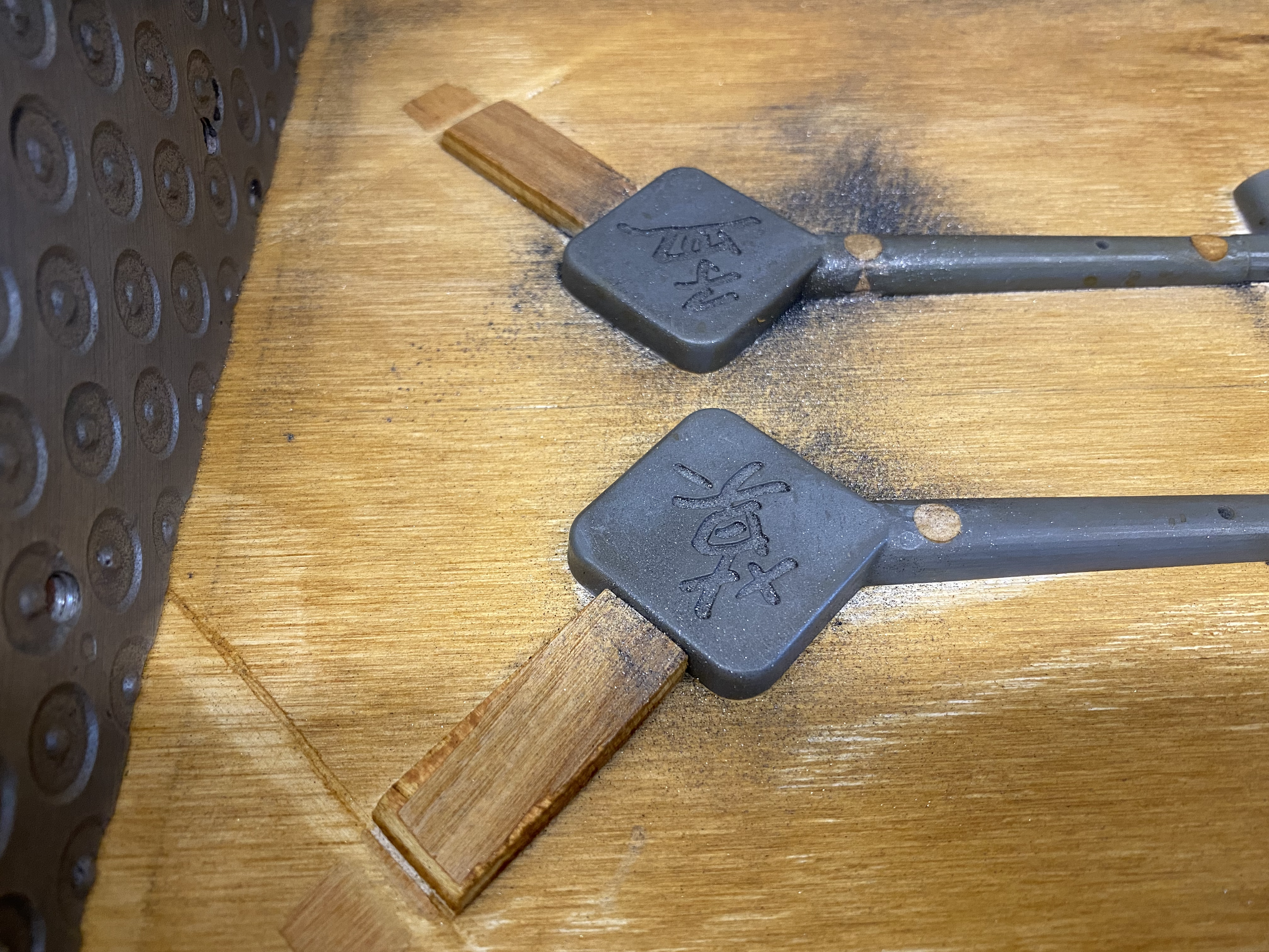 risers (close-up), which add thermal mass to the ends of the parts, reducing sink