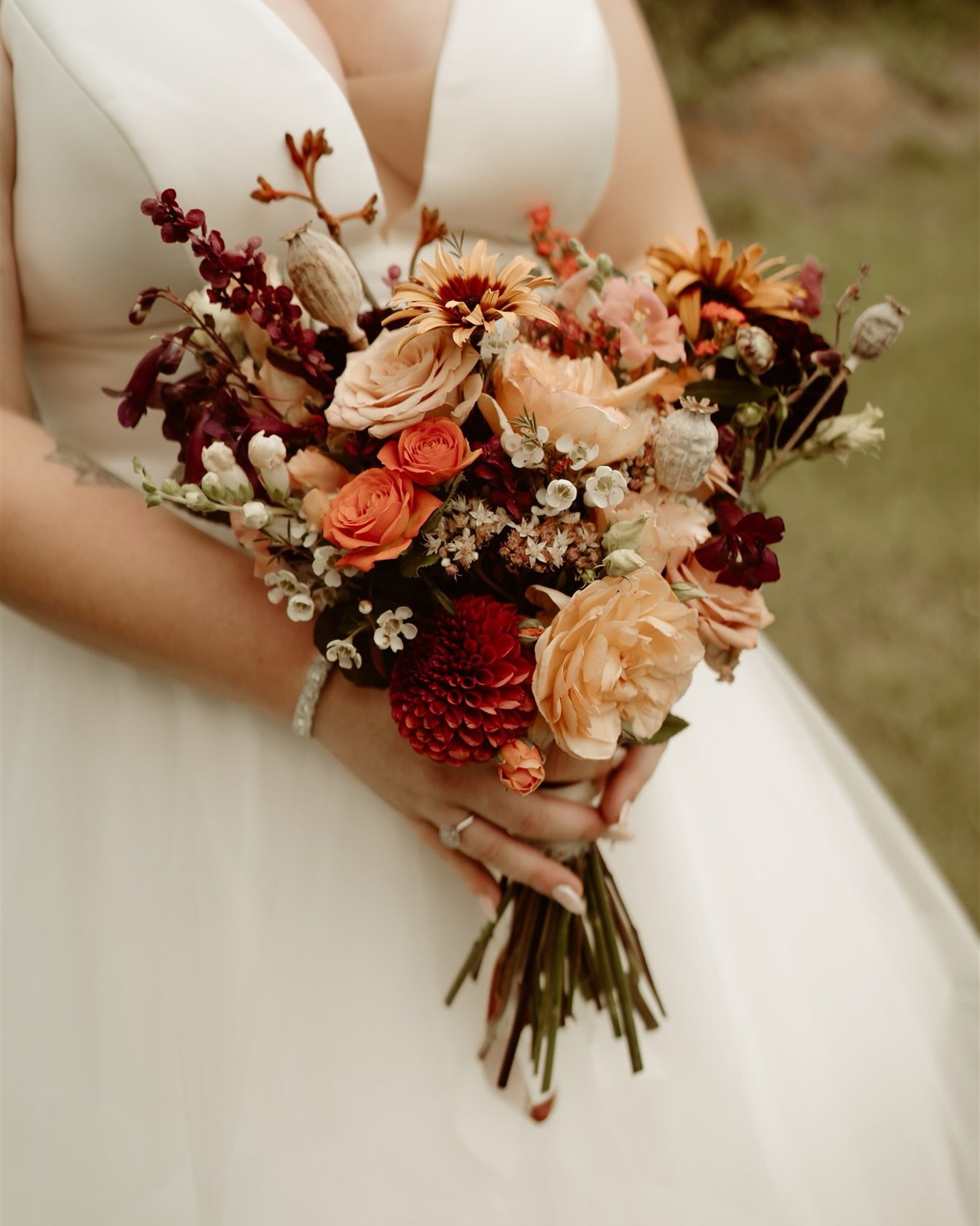 Jessie &amp; Jamie ↟

A September wedding at @wellington_barn, full of beautiful autumnal tones. These two wanted a relaxed wedding so skipped the speeches and table plan so their guests could sit-where-they-like, enjoy an open bar and feast on a gra