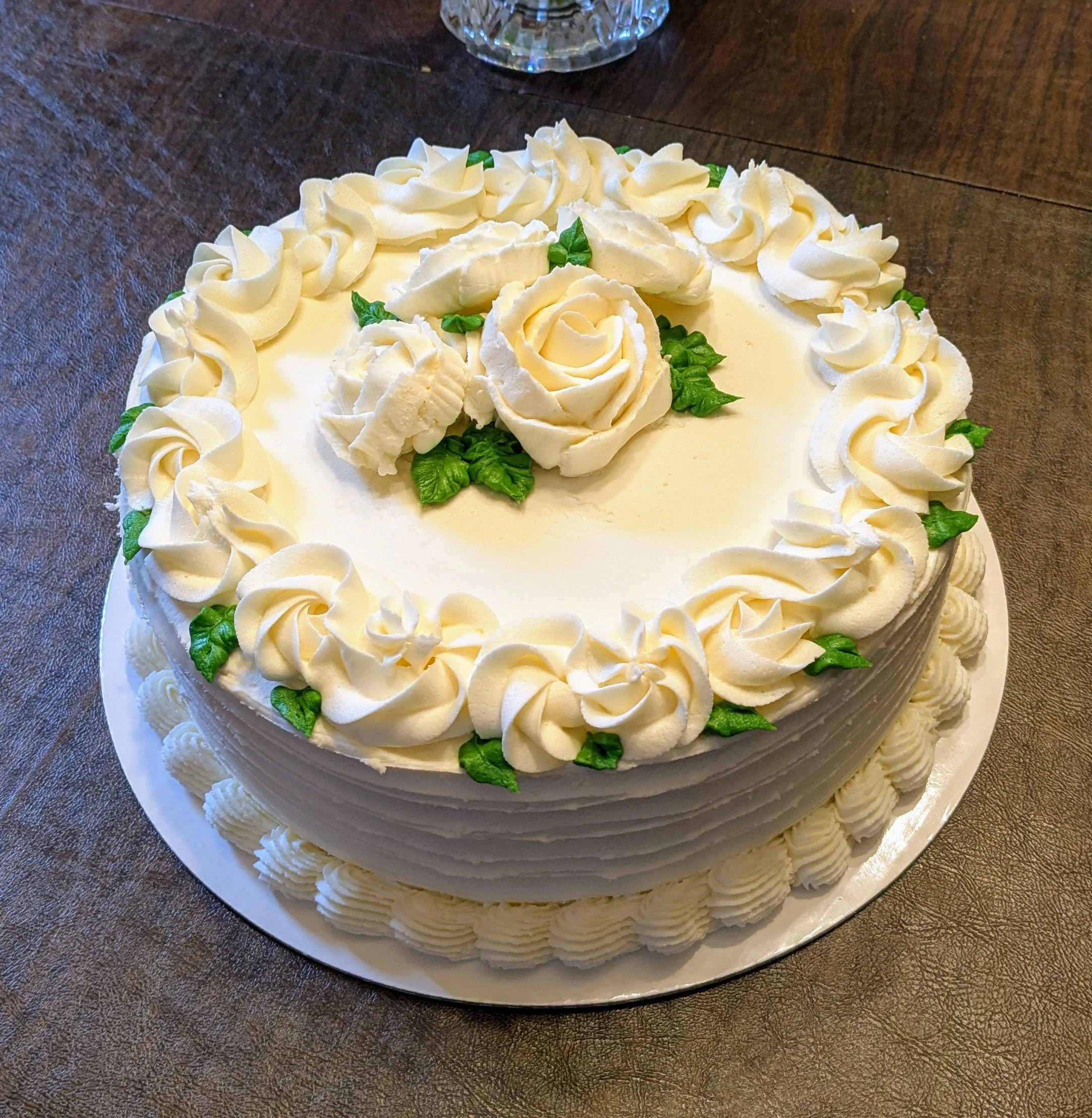 white flower cake.jpg