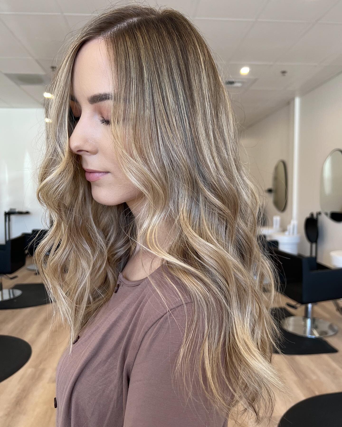 Formula⬇️

Previous work was not mine, partial lightening application with @goldwellus lightener w/ @olaplex 

at the bowl:
Metal detox treatment before rooting with @redken shades eq 6N+6NB+6NA and toning overall with @redken shades eq 9G+8WG 💛