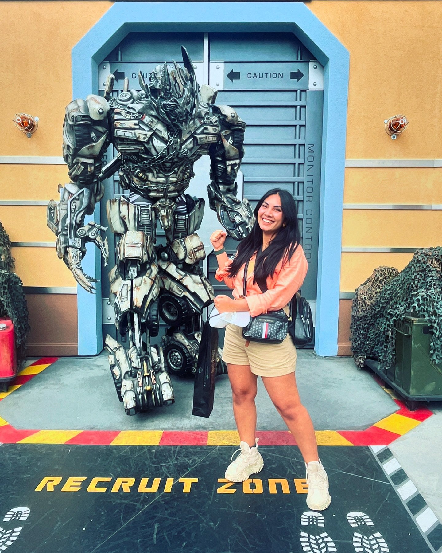 The time when he fell madly in love with me! 🥰☺️ , however, i had to let him go.
2nd picture says it all.
.
.
.
#universalstudios #transformers #lovestory #solotrip #happychild