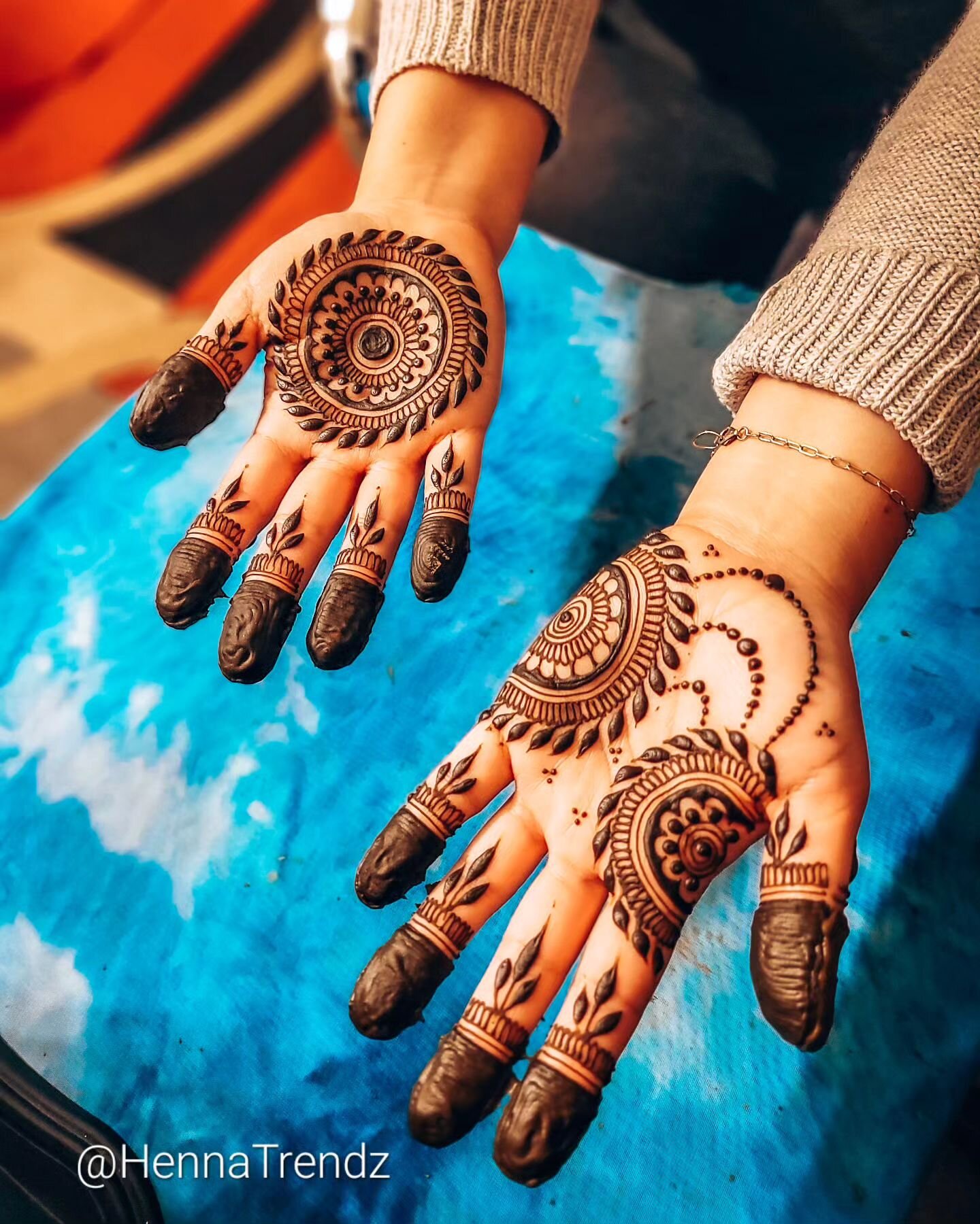 Simple palms for Aurora🥰✔️👍

FOLLOW @hennatrendz
YOUTUBE: HennaTrendz

💖💖Weekends are the best time to place your orders for fresh henna cones... I mix fresh batches every weekend to ship out on Monday!! visit link in bio and go to SHOP page for 