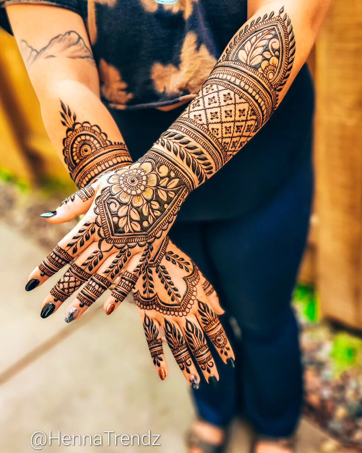 Graduation ready!❤️❤️🥰✔️👩&zwj;🎓👩&zwj;🎓
#sdsu 

FOLLOW @hennatrendz
YOUTUBE: HennaTrendz

💖💖Weekends are the best time to place your orders for fresh henna cones... I mix fresh batches every weekend to ship out on Monday!! visit link in bio and