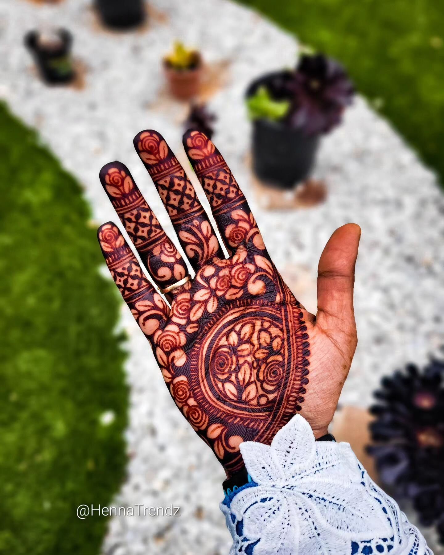 FOLLOW @hennatrendz
YOUTUBE: HennaTrendz

💖💖Weekends are the best time to place your orders for fresh henna cones... I mix fresh batches every weekend to ship out on Monday!! visit link in bio and go to SHOP page for pricing and shipping details.
_