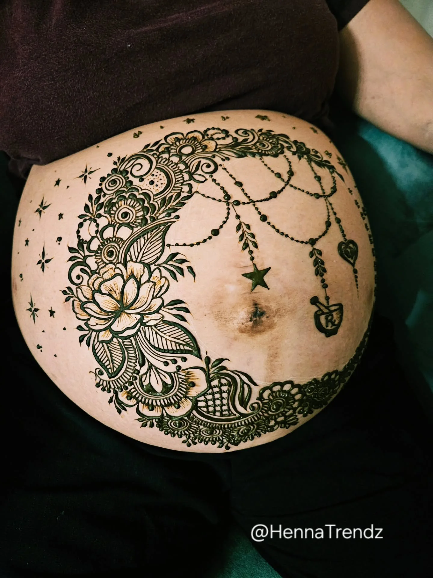 Mother-daughter henna&hearts;️
A floral crescent with special meaningful elements incorporated into the design to celebrate new life💖🤰👶
#bellyhenna 
#maternityhenna
#HennaArtistSanDiego 
#sandiegohenna 
#Hennatrendz