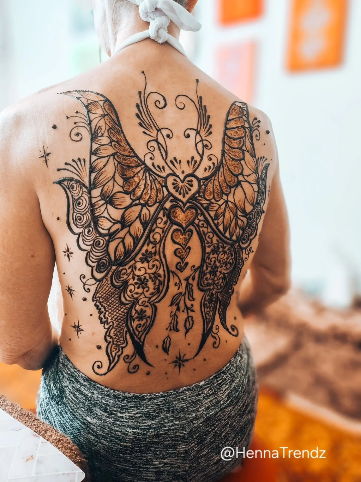 Put some fairy wings on my back🧚&zwj;♀️🧚&zwj;♀️🧚&zwj;♀️
Appointments,  and bookings: www.HennaTrendz.com 
#hennaWings #HennaArtistSanDiego #hennatrendz #backhenna #sandiegohenna
