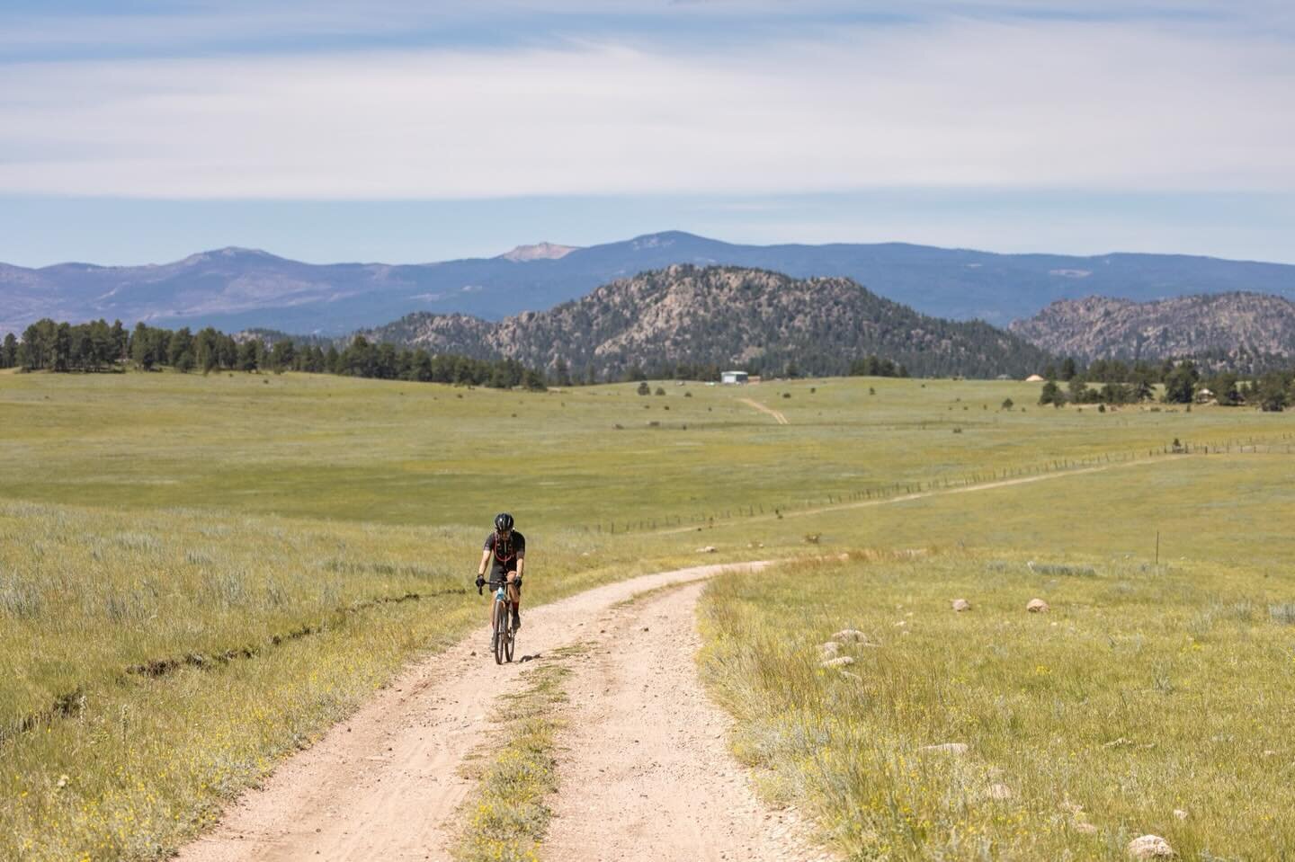 That sweet and scenic moment at the top of the Quad Dog Course knowing it&rsquo;s *almost* all downhill from here, all the way home 😮&zwj;💨

📸 @em.sierra 

#focofondo #doityouwont #gravelride #gravelcentury #colorado #visitfortcollins #redfeatherl