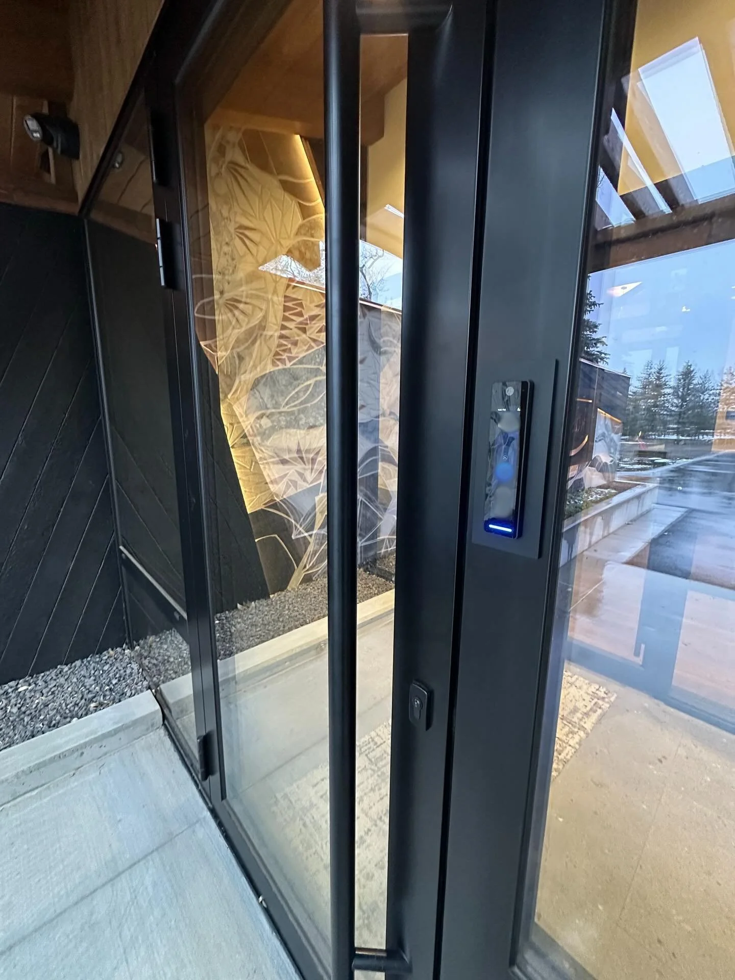 Want reliable and smart security for your front door? Look no further than Unifi access control systems! So clean looking to blend right in with your space! 
&bull;
&bull;
&bull;
#Unifi #Smarthome #localyql #ubiquiti #DoorControl #SmartSpaces