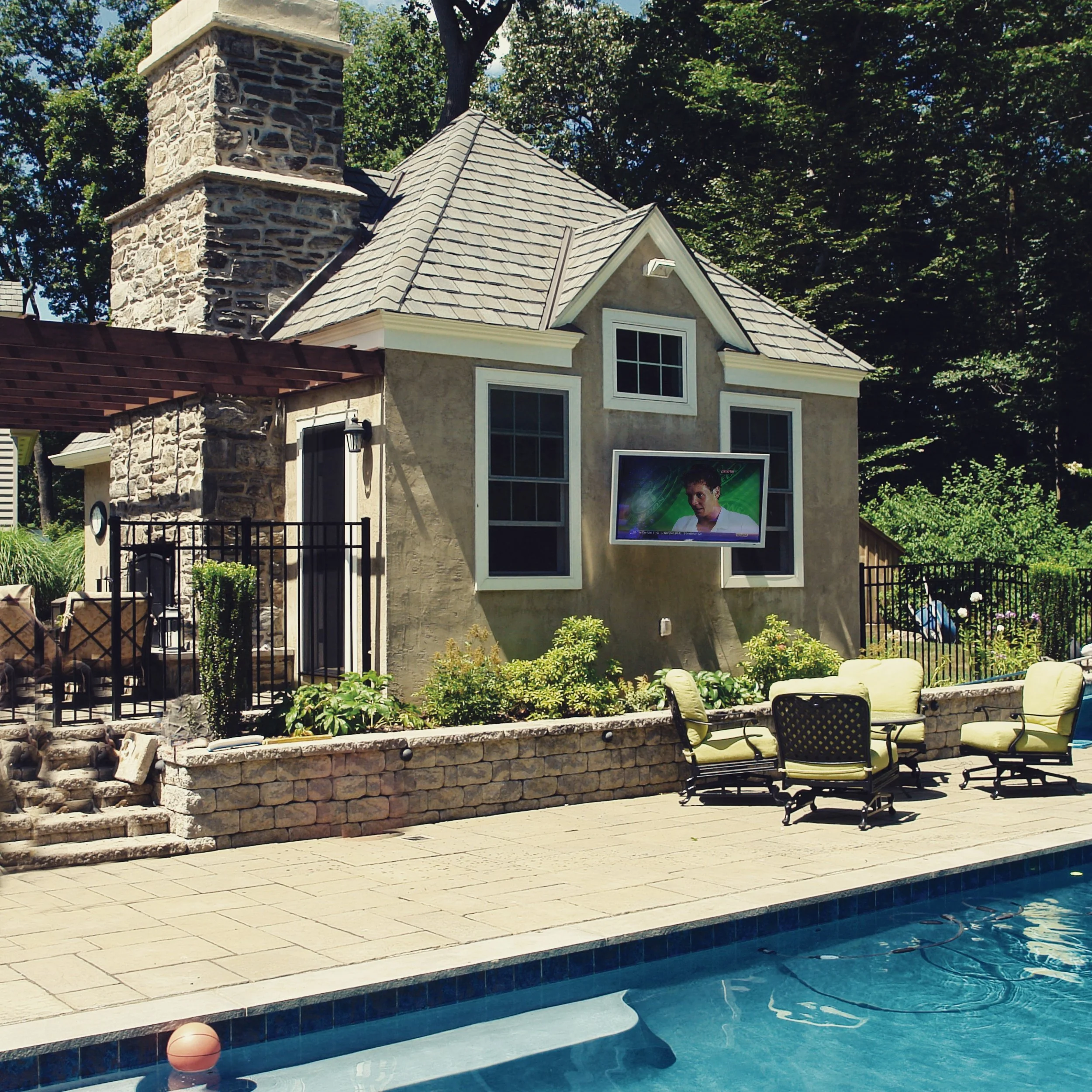 Spring is the perfect time to get your backyard summer-ready! ☀️ 

> Smart TV ✅ 
> Audio ✅
> Lighting ✅ 

.
.
.
#LocalYQL
#SmartHome
#OutdoorLiving