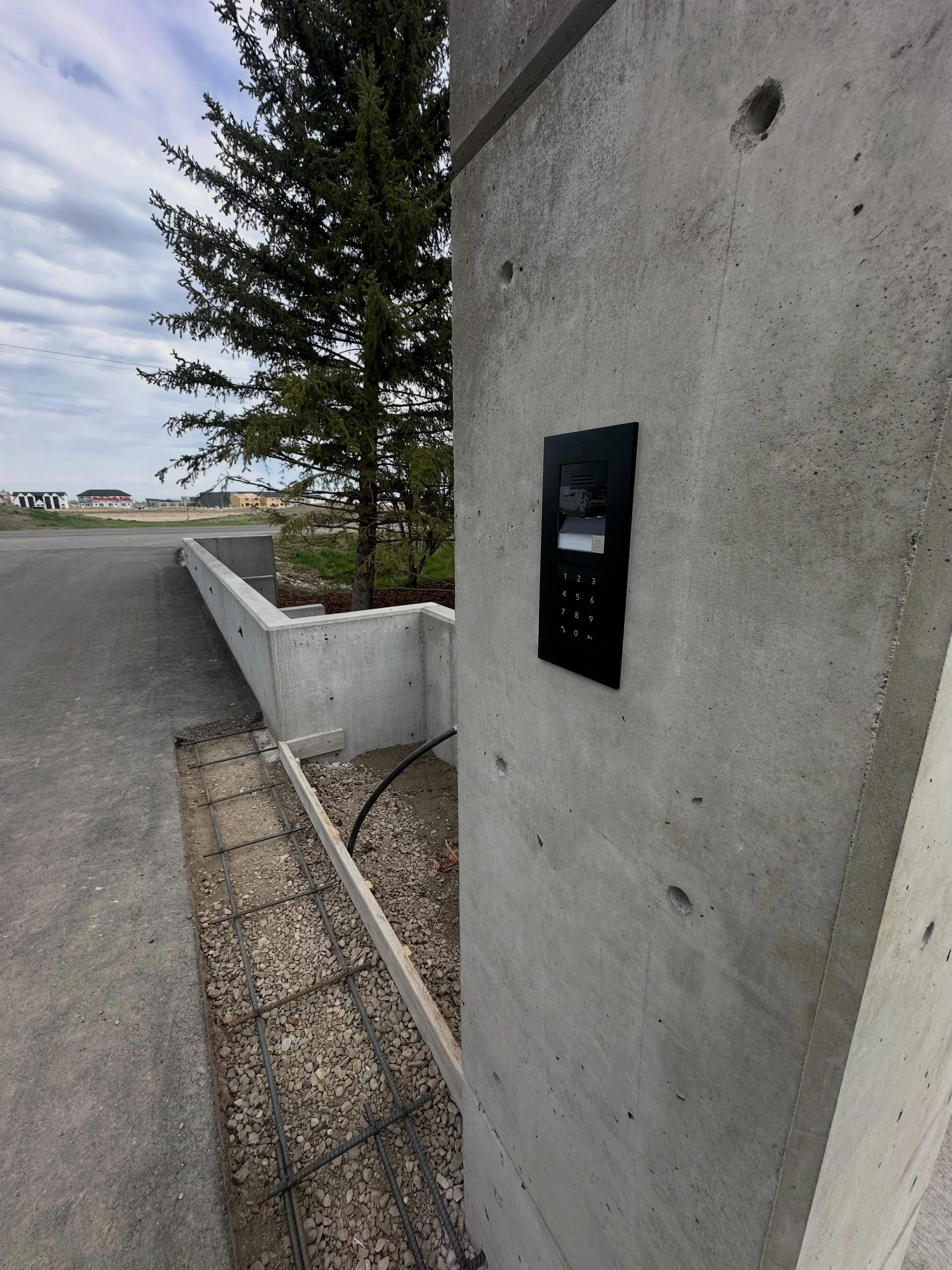 Recent install featuring the Control4 DS3 Touch Keypad Door Station.

Bringing together sleek design, smart access control, Full HD video intercom, and added peace of mind all in one modern entry experience.

From remote access and motion detection t