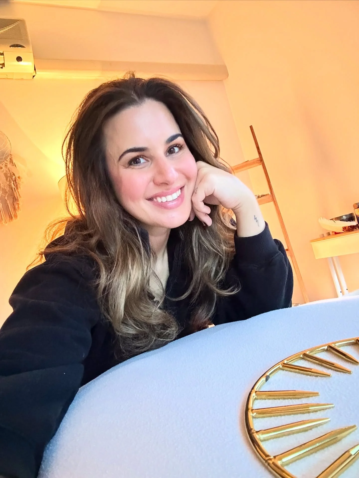 hiiiiii 👋🏽 
this is your final reminder to book in your reiki sessions for the rest of the year! 
in-person in banff and virtually 💗
.
i have a few appointments left at the end of november! 
.
next week i will be opening readings 🙊 once i do, my 