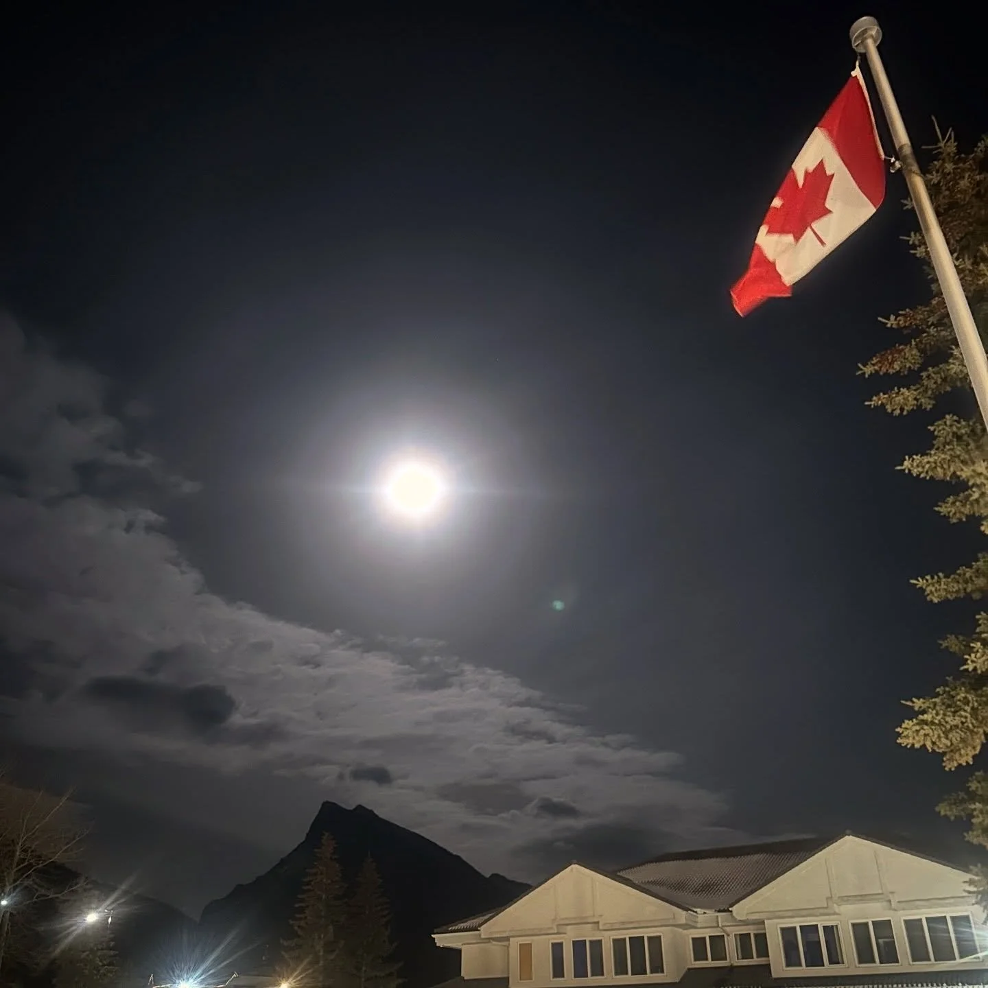 why is the moon always like &ldquo;i refuse to be photographed&rdquo; 😂