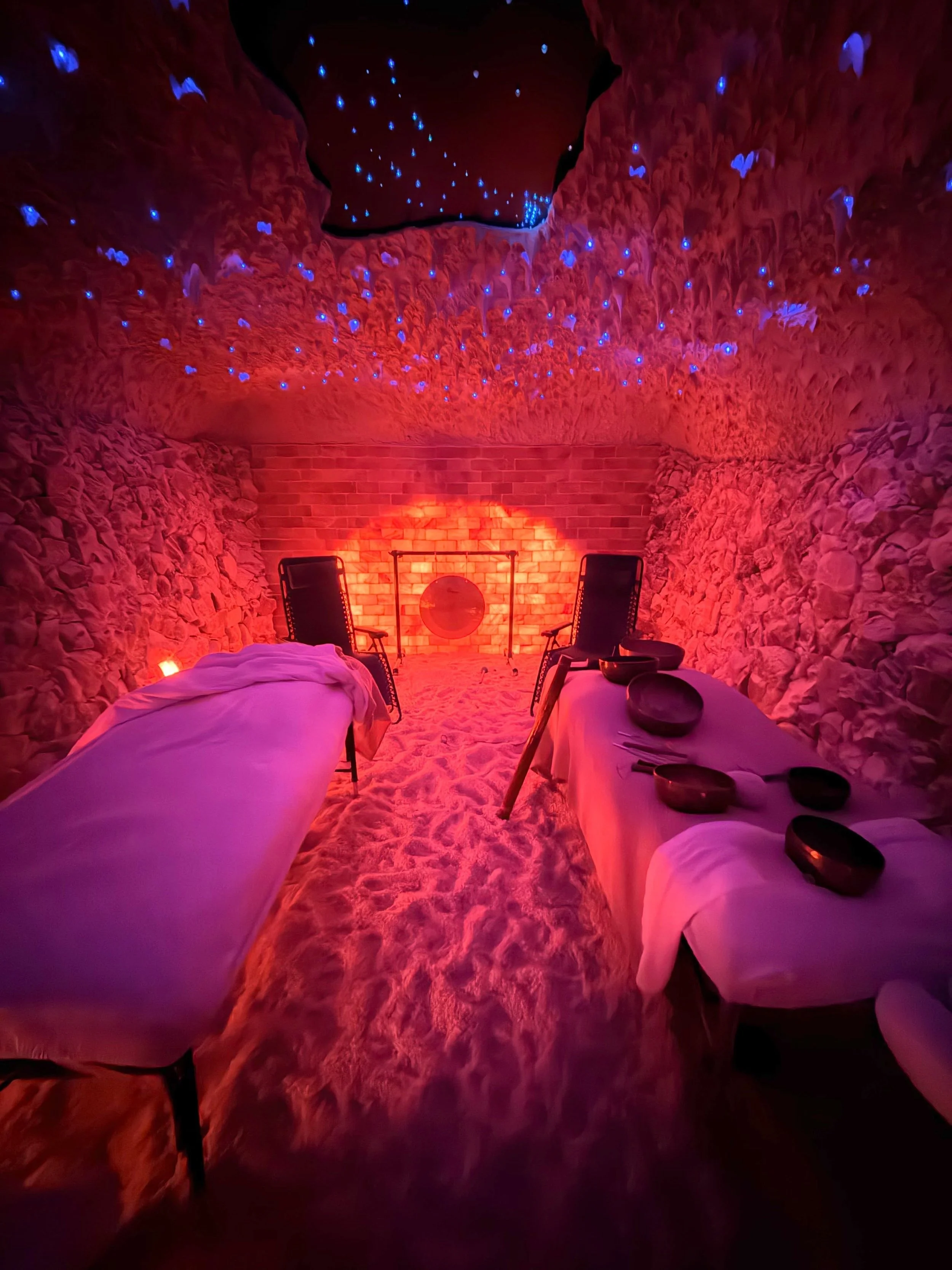 a private sound bath in a salt cave? yes please! 😍
.
.
i love a sound session, it relaxes me so quickly and my nervous system feels so good afterwards. experiencing this in a salt cave was very cool! 
.
.
feeling: relaxed 😎
.
.
#soundbath #nelson #
