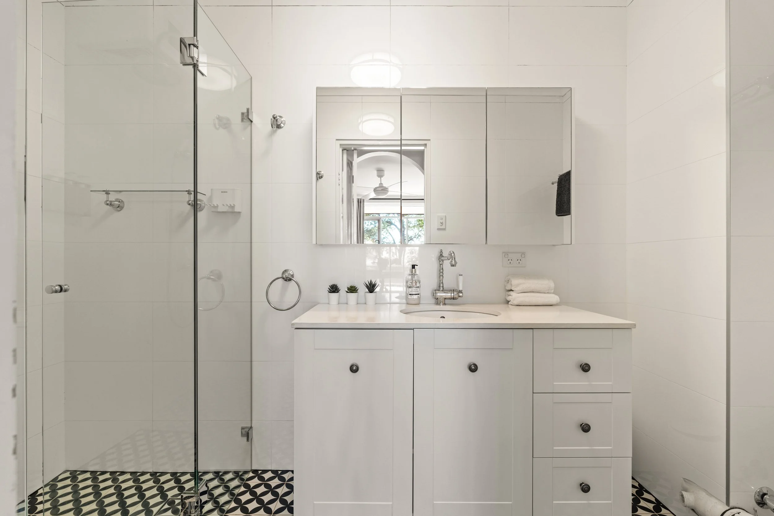 010. SYD017 Airbnb NEW(1).jpg