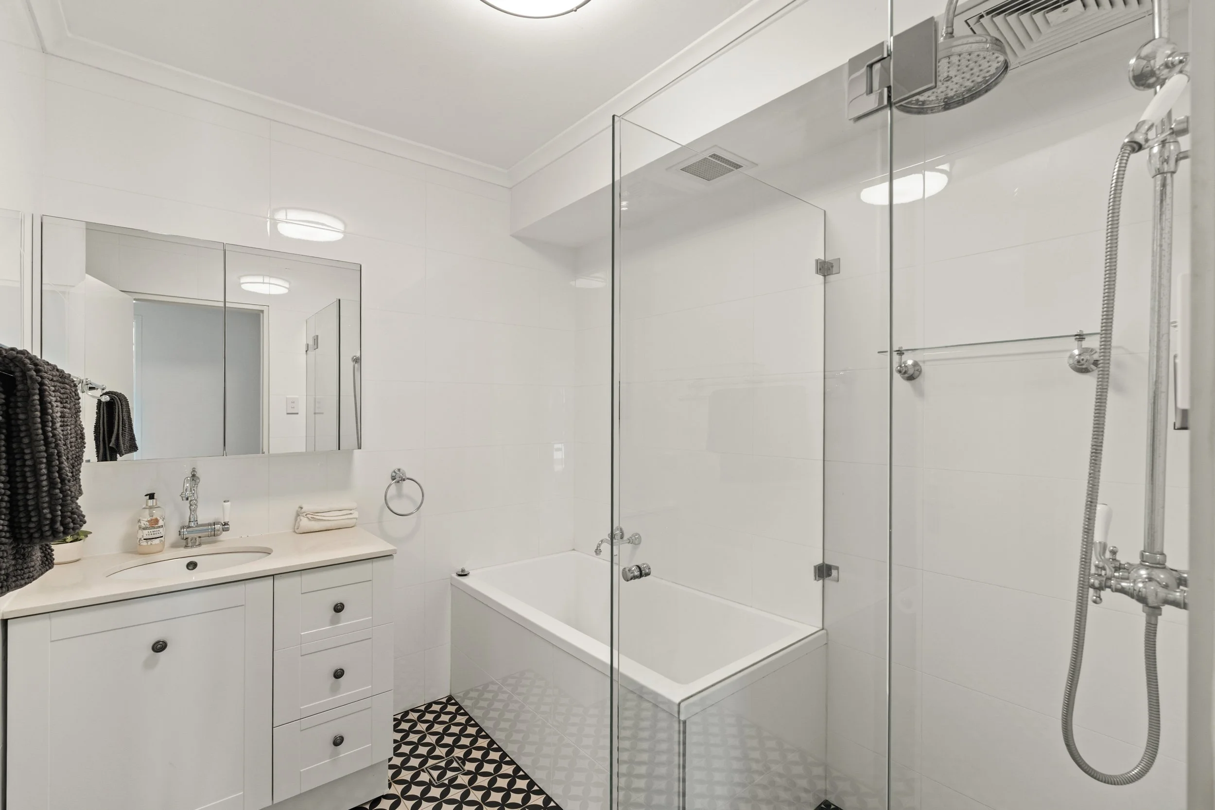 019. SYD017 Airbnb NEW.jpg