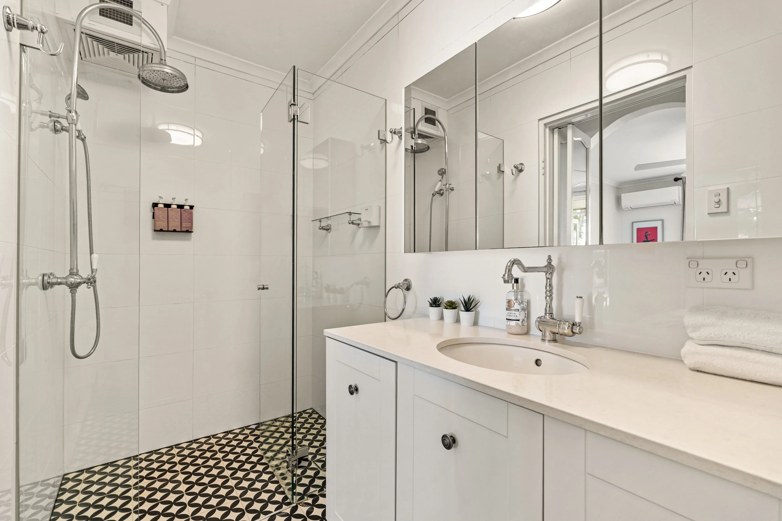 011. SYD017 Airbnb NEW.jpg