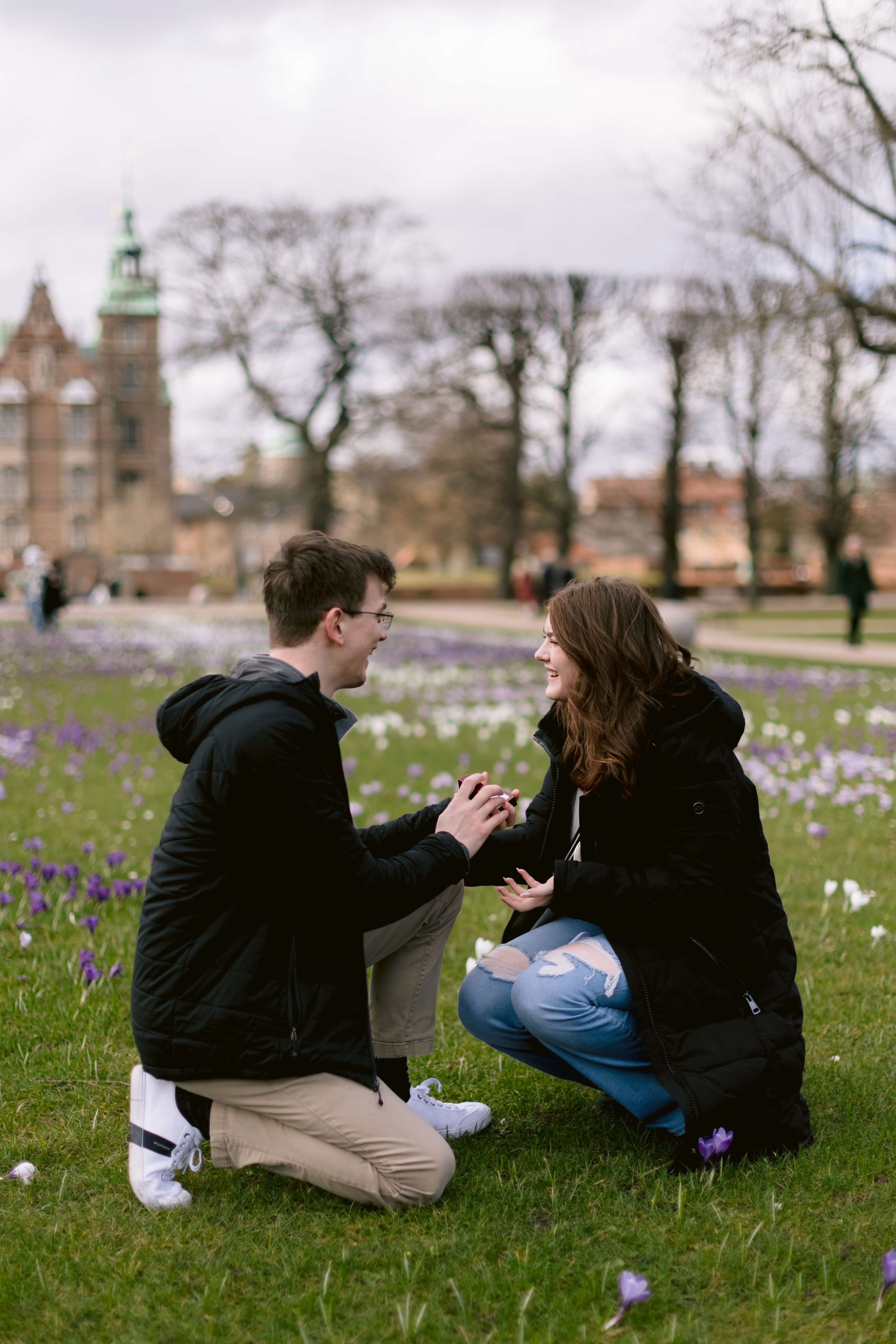 Spring Proposal in Kongens Have: boyfriend popping the question in Copenhagen