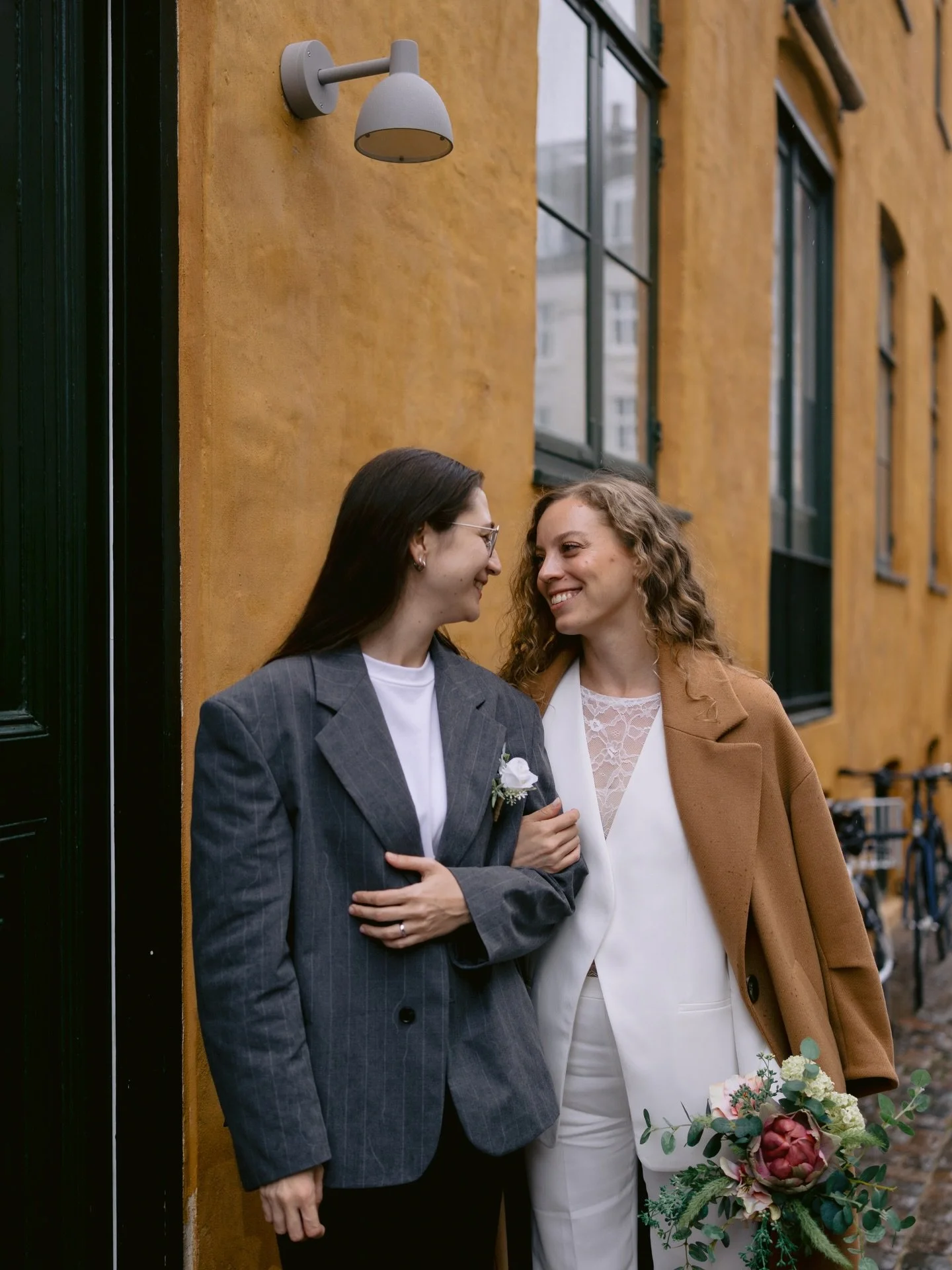 A Copenhagen wedding with more rain than anyone expected&hellip; or maybe it was closer to a full autumn storm 🌧️🌬️

E and P traveled from Israel for their elopement in Copenhagen, and it was such a joy to photograph their same sex wedding photos. 