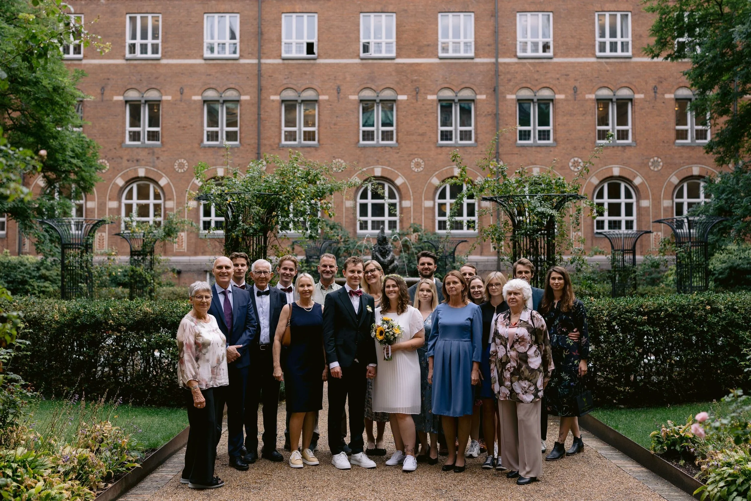 must-have-wedding-photos-copenhagen-city-hall-garden-wedding.jpg