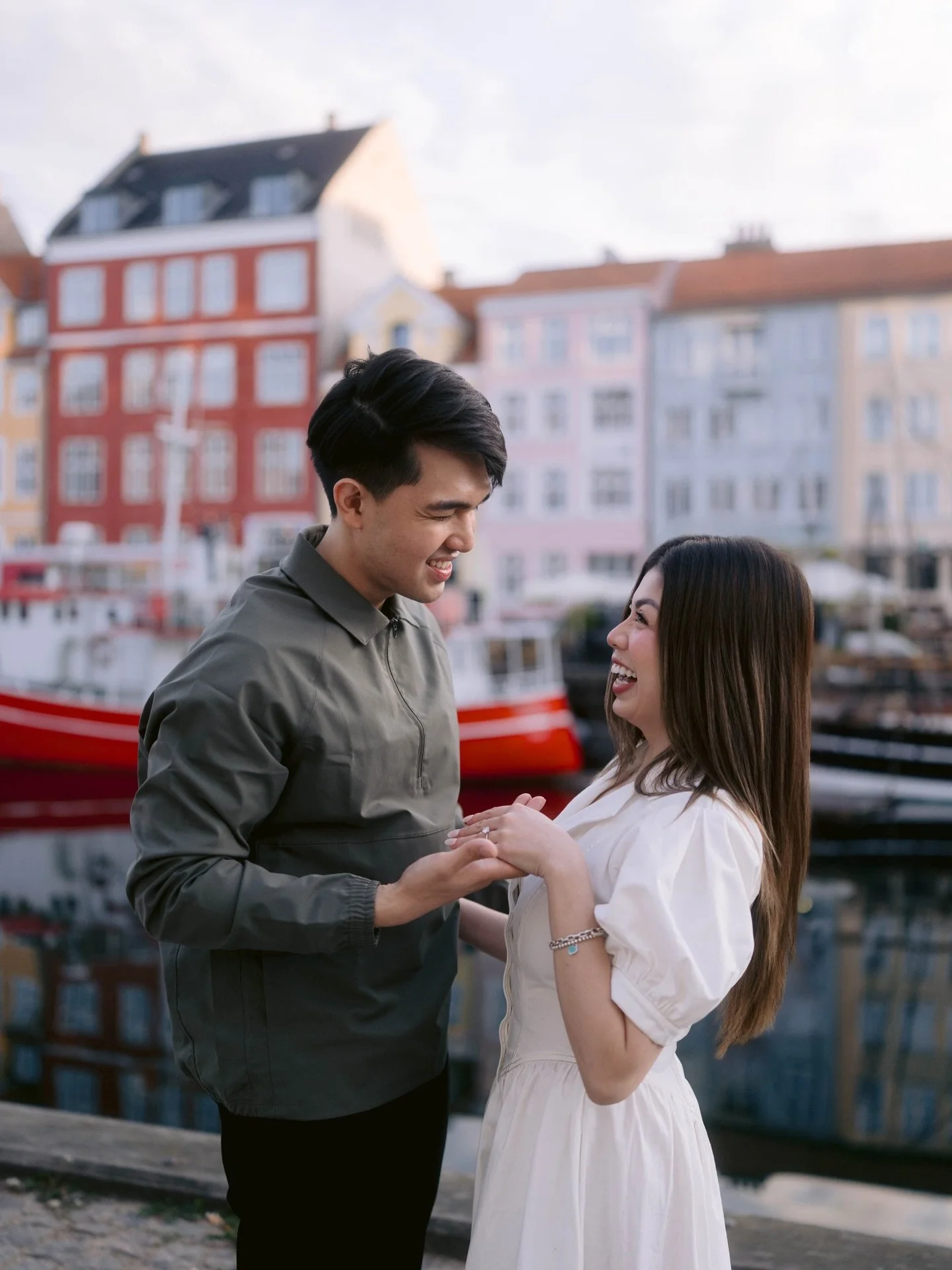 L + J engagement in Copenhagen ..

I really do love early morning photoshoots in Copenhagen. Yes, it means sacrificing a bit of sleep, but the city at that hour is completely different and very much worth it 😉

I met L + J in Nyhavn for their engage