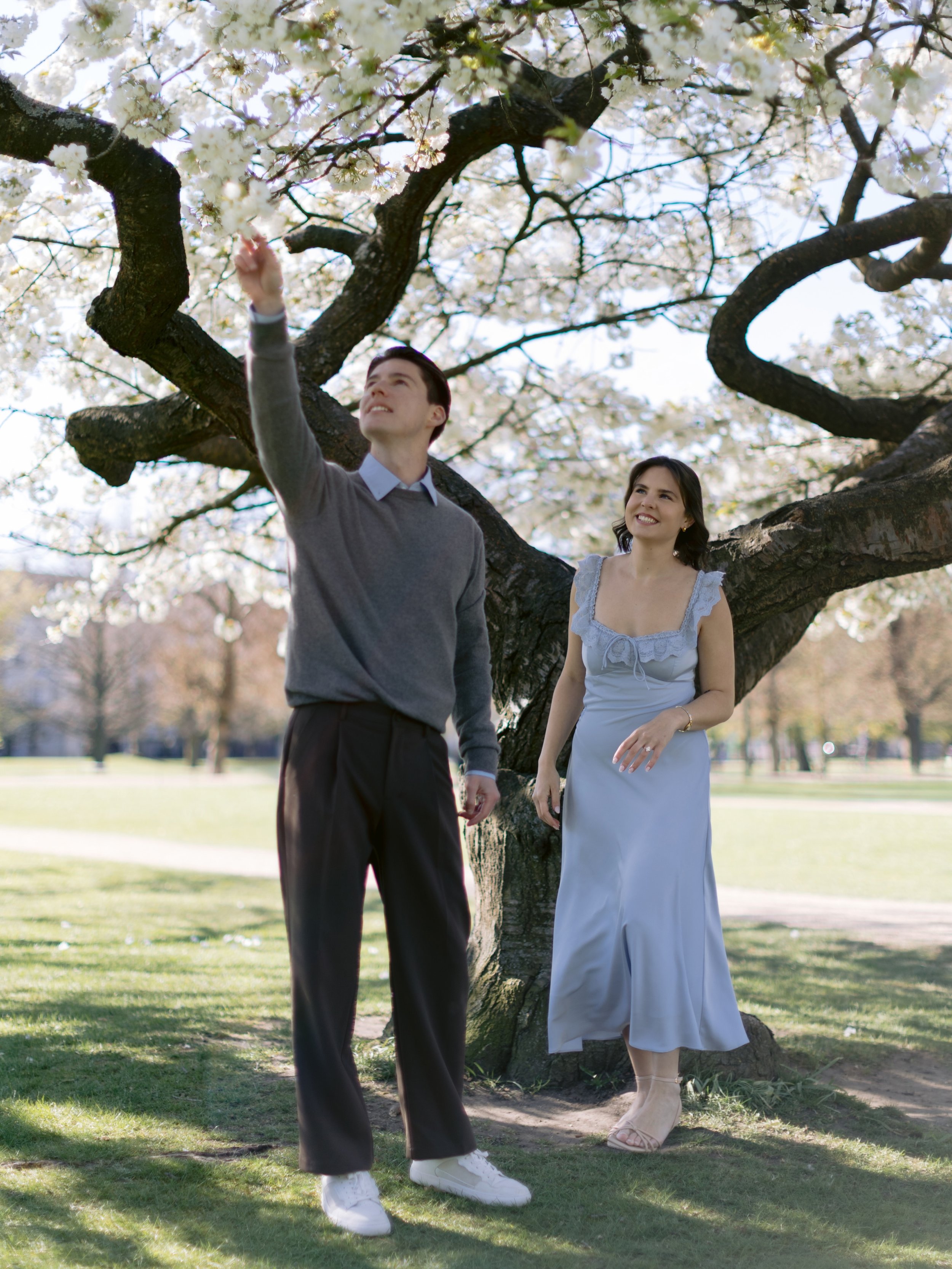 Engagement session at Rosenborg Castle, Copenhagen 🌸 
Late April in Copenhagen and Kongens Have is absolutely covered in blossom. If you have never been, this is the time to come.

Michael and Emily flew in from the States and we met early in the mo