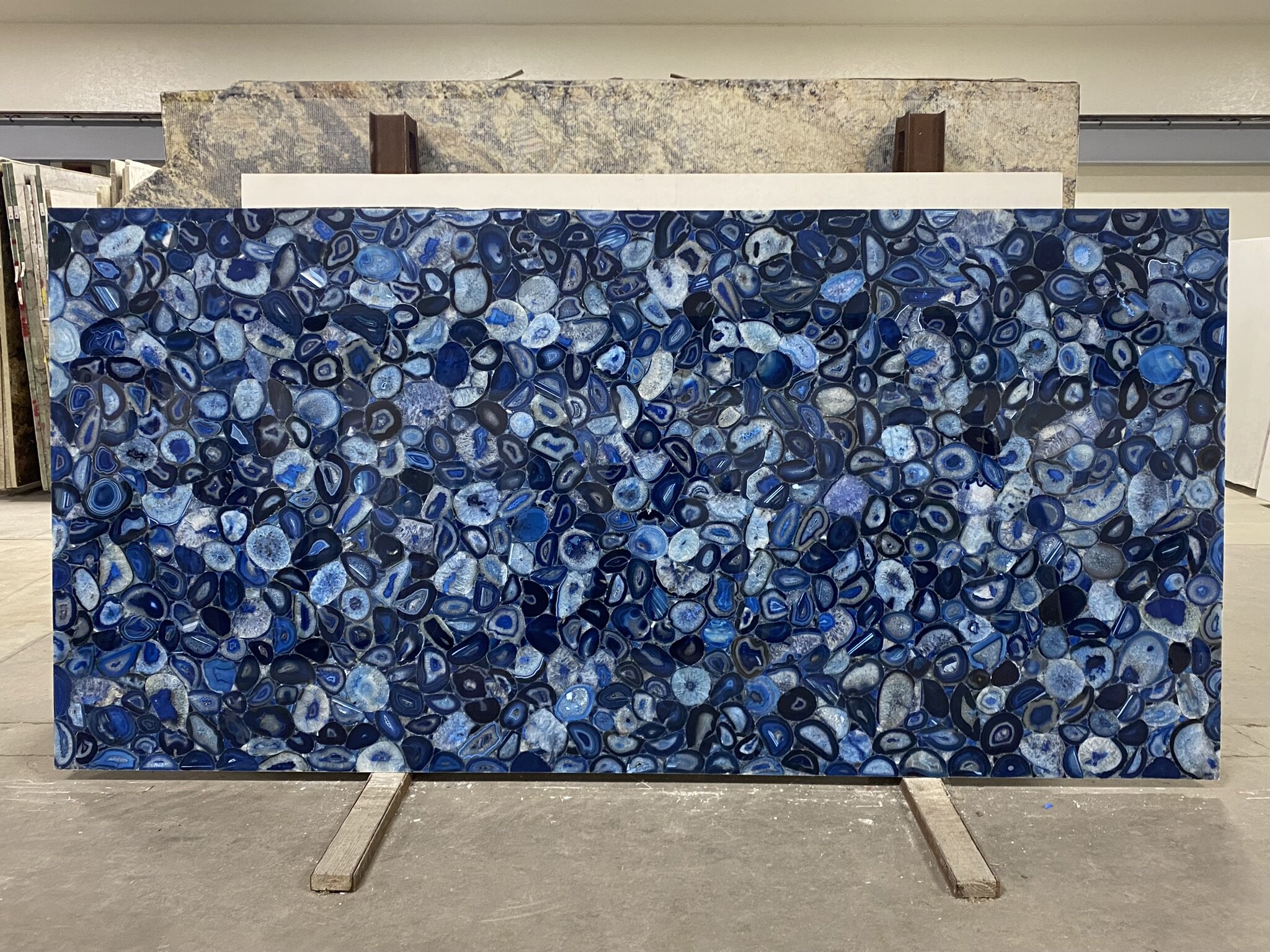 🔷🔹 From full-slab to fully functional 🔹🔷

#stonecountertops #agate #agatecountertops #blueagate #semiprecious #semiprecioustone #usenaturalstone #luxurycountertops #customcountertops #deskcountertops #homegoals #newhome #michiganfabricators