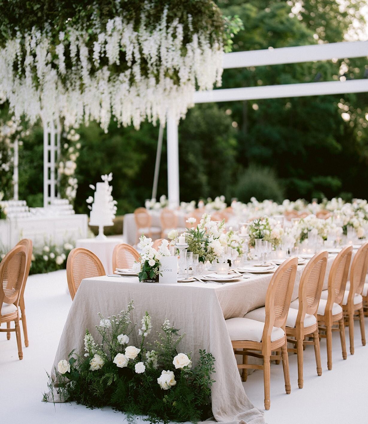 The Chateau du Martinay provided the perfect backdrop and the creative team a stunning setting !

_ 

@wanderlustwedding 
@audreyparisphoto 
@mgimage 
@sisters.and.b 
@chateaumartinay 
@dna.bartending 
@madeincake 
@deco_flamme 
@amandinebmakeup 
@jo