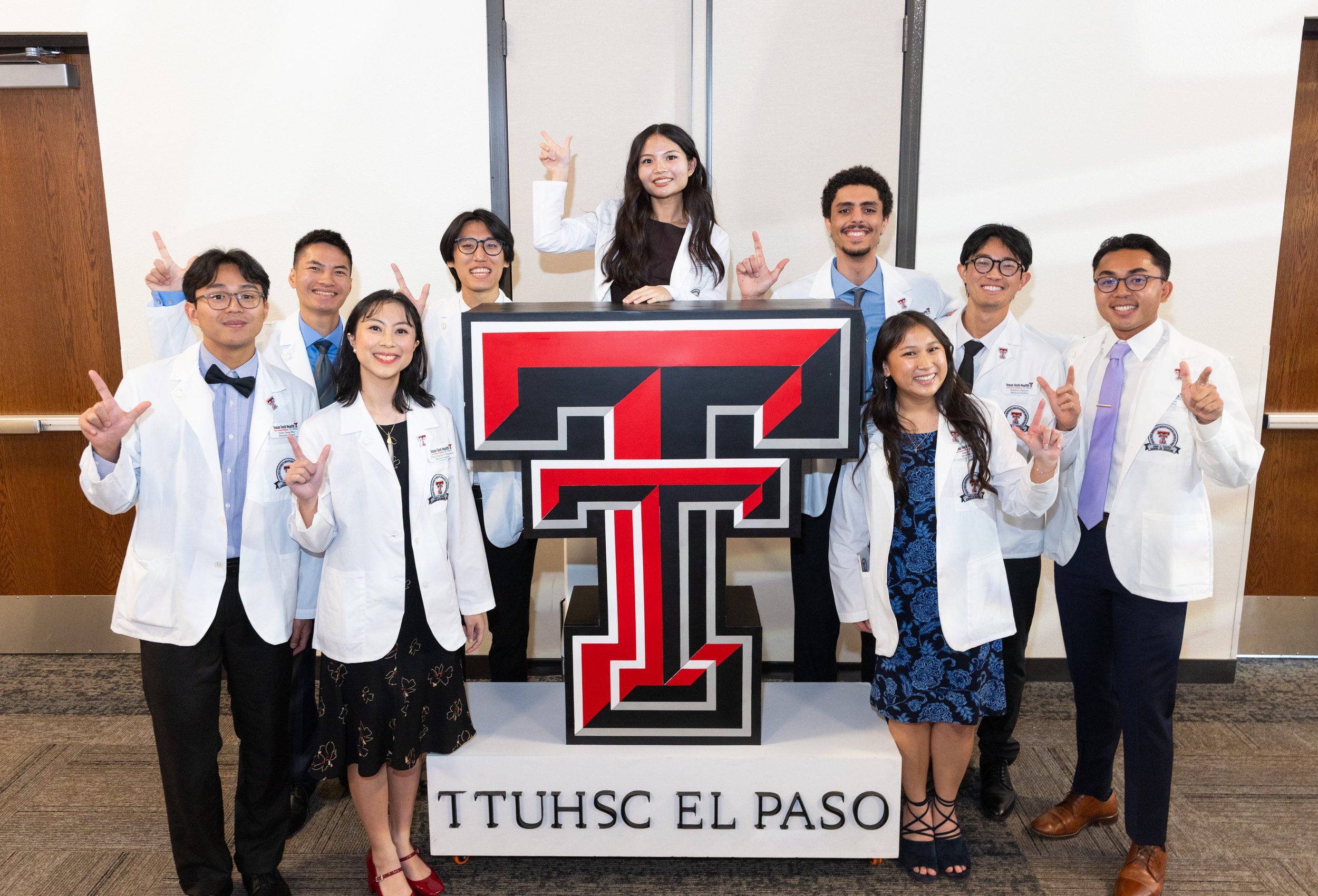 260829 White Coat Foster School of Medicine PRESS IPA 16.JPG