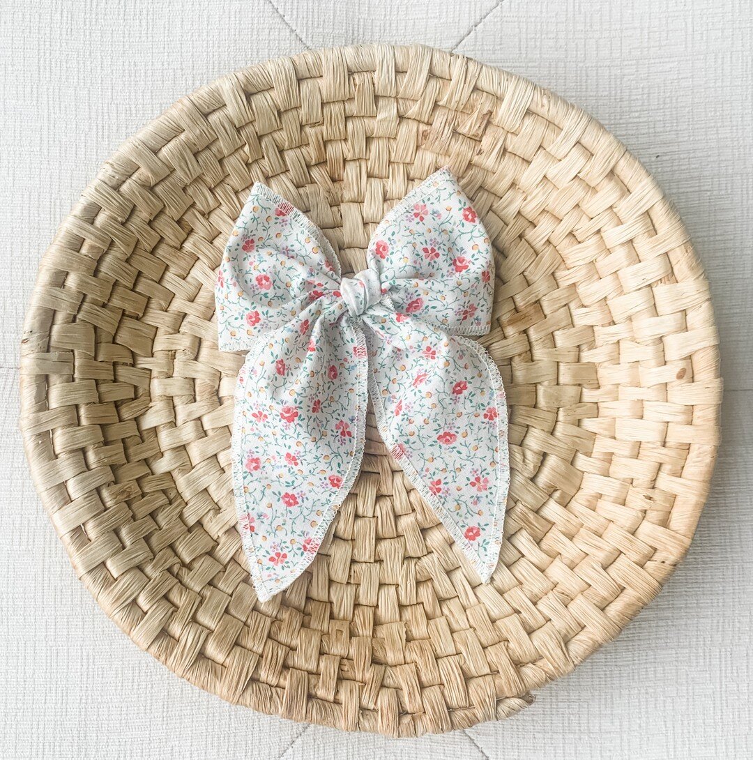 Vintage florals-- ahhhhh! So good! This bow is available on alligator clip, barrette, nylon, or ponytail holder.  To claim yours, comment below or head over to our facebook VIP group (linked in our profile). These are the perfect big girl bows-- and 