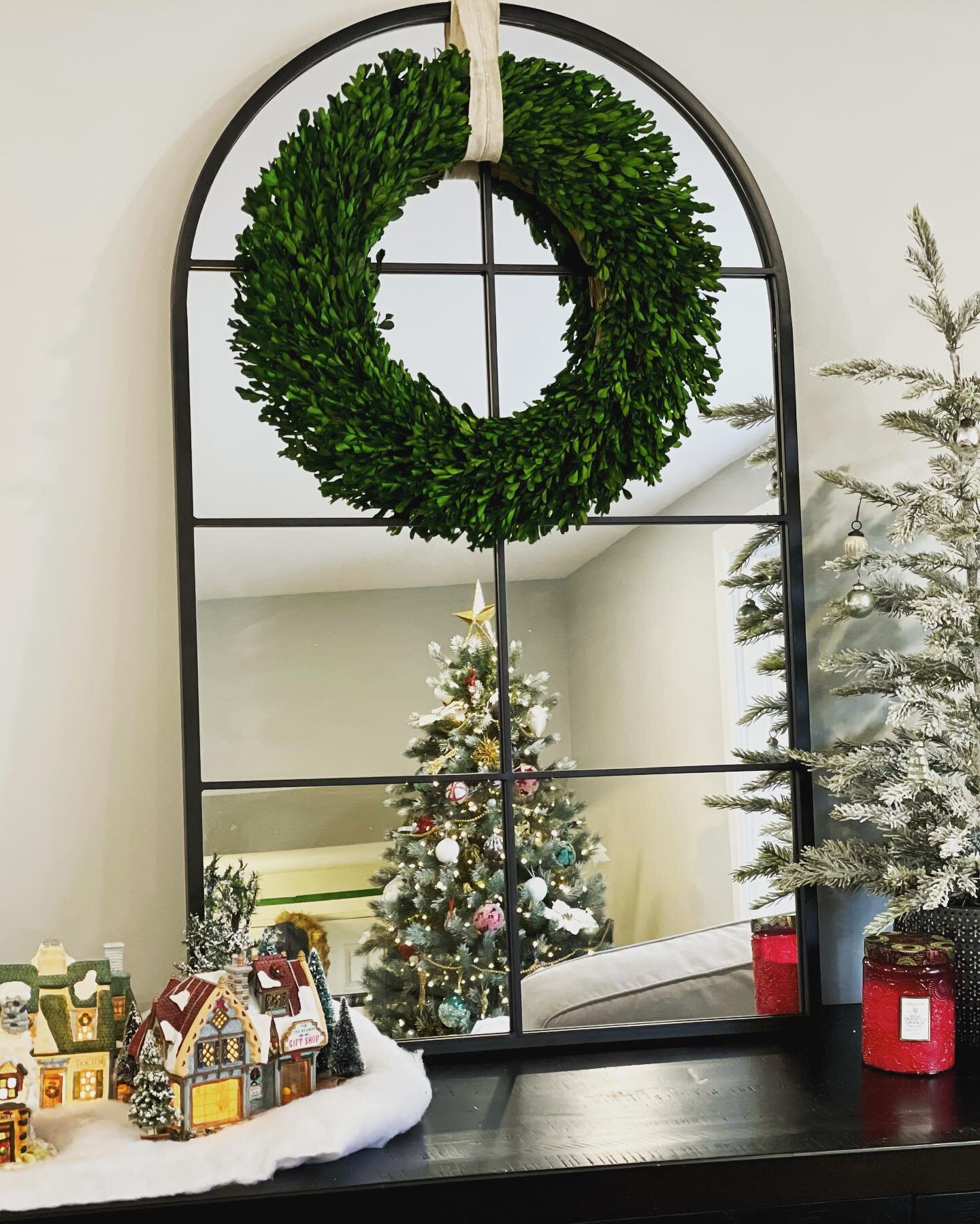 That&rsquo;s a wrap on all the client holiday decorating for 2022! So many beautiful trees, garlands, porches, mantles and wreaths. 😍

They sure look sparkly and pretty, and ready to enjoy all holiday season long. 

What&rsquo;s your favourite holid