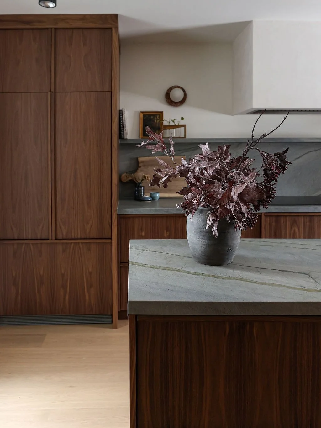 Less is more. And never boring. 

Design: @leodesigninteriors 
Construction: @eagleview_construction 
Millwork: @kitchenappeal 
📸: @peachmedia_ca