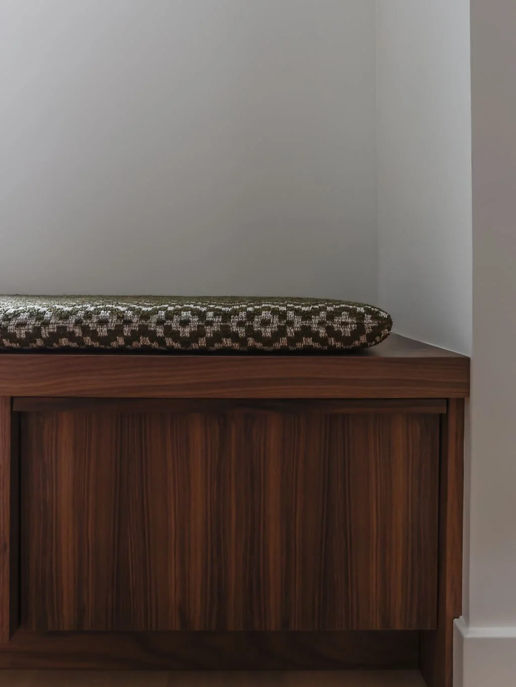 This minimal cushion adds so much interest and colour to this window bench (which hides all the things that come with busy families!). 

Not only is it cute in this retro print from @maxwellfabrics, it&rsquo;s added comfort while drinking a cup of co