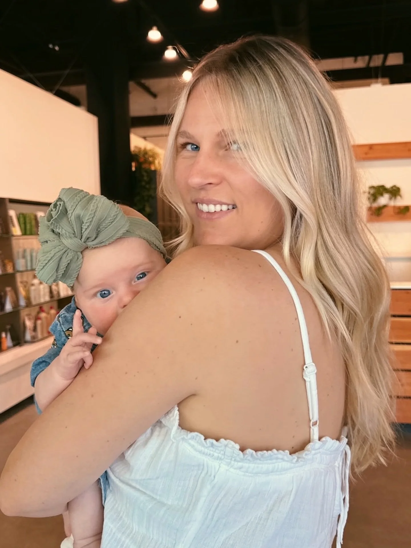 💕 MOTHER 💕 Your mom isn&rsquo;t like those regular moms. She&rsquo;s a cool mom. Put the White Barn candle down and grab a Citrus gift card this weekend instead. Your mother will thank you. 😘
