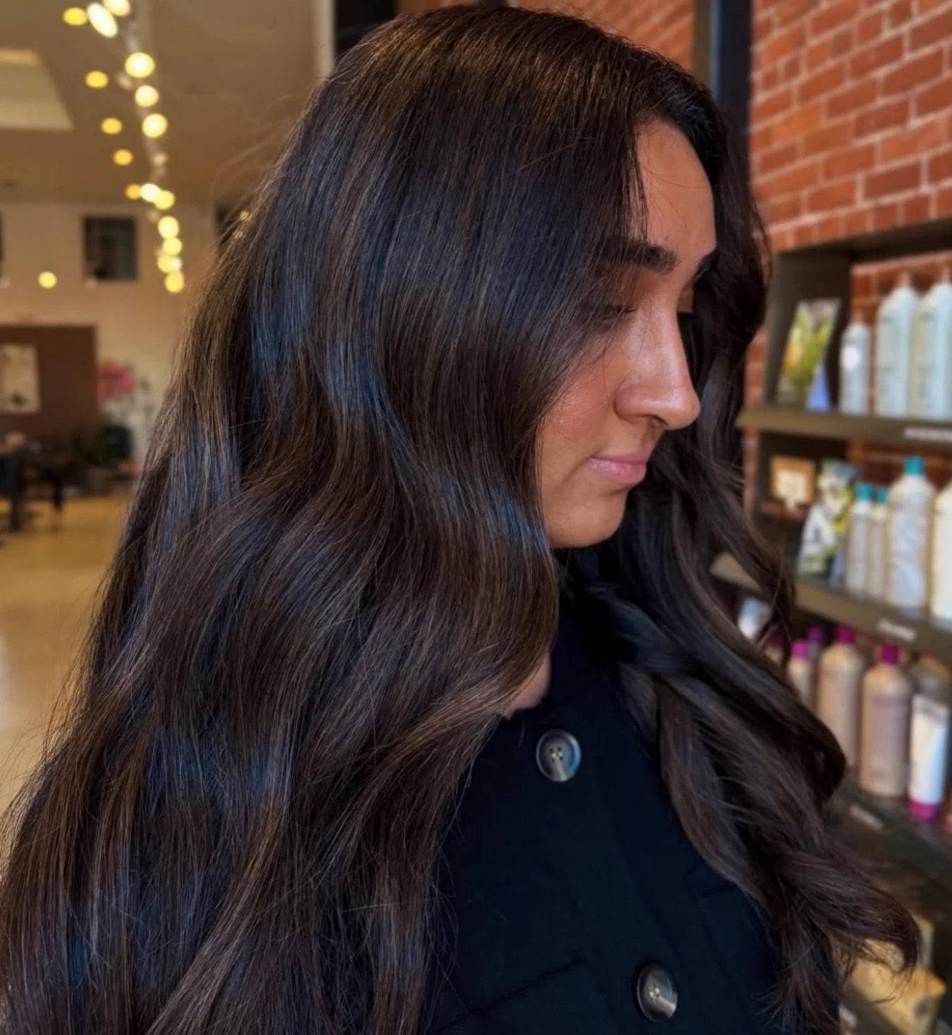 Blended, blended, blended. Subtle brunette highlights for this beauty by the one and only @mjthehairwizard 🪄Call to schedule your next highlight today! 📲
