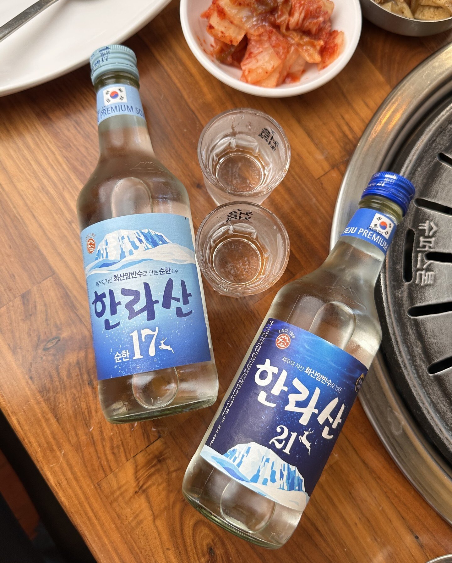 A drink with your friends to end a good day!❤️&zwj;🔥 A large variety of different alcoholic drinks. Cheers!🍻⁠
@songhakbbq⁠
📍356 S Western Ave Ste 201, Los Angeles, CA 90020⁠
.⁠
.⁠
#foodie #foodiereels #ayce #losangelesfoodie #koreanfood #meatlover