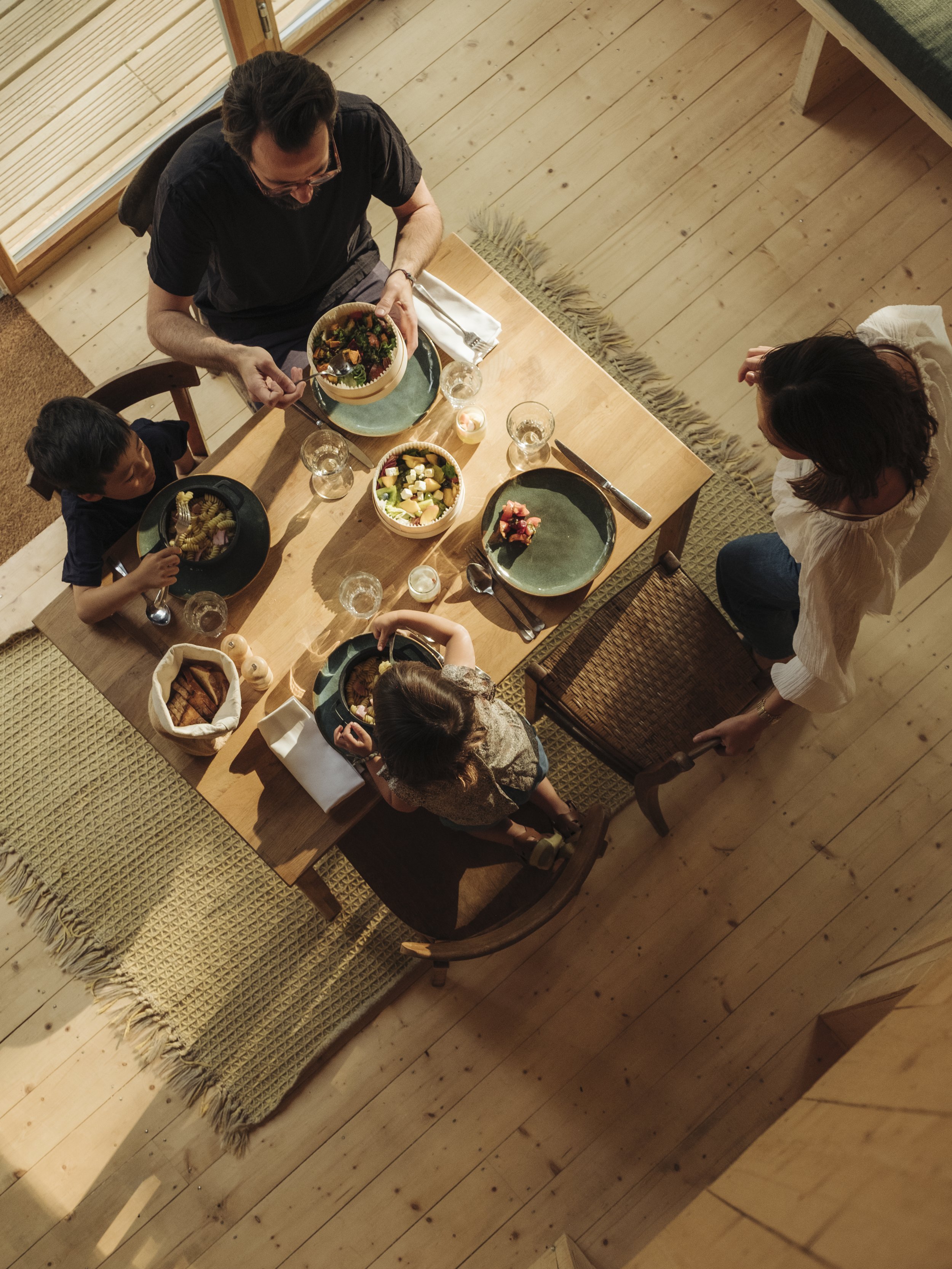 Repas en famille dans une cabane design
