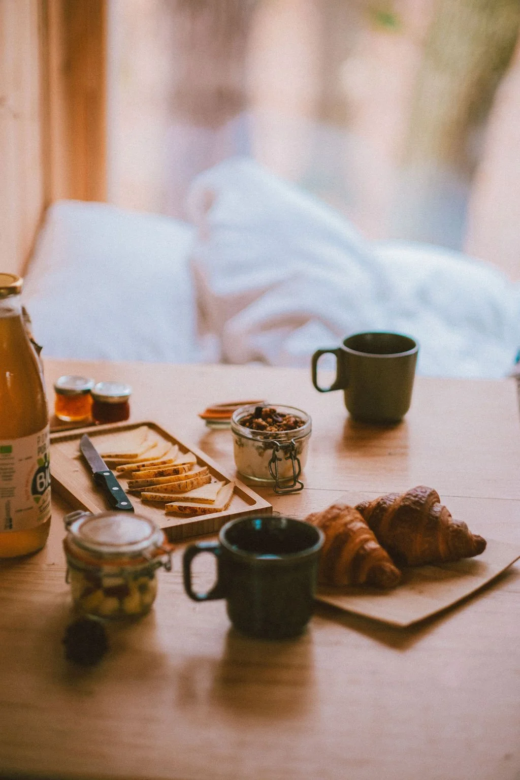 Petit déjeuner granola, jus de pomme bio, boissons chauds