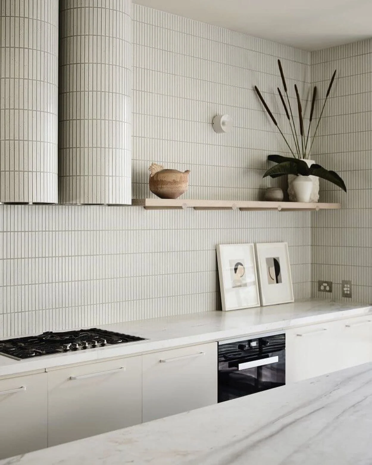Pretty sure I want to do a thin mosaic for my backsplash! But big question&hellip;horizontal or vertical? Two lovely examples pictured!

Pic 1: Kennedy Nolan Architects
Pic 2: @laurensmythdesign