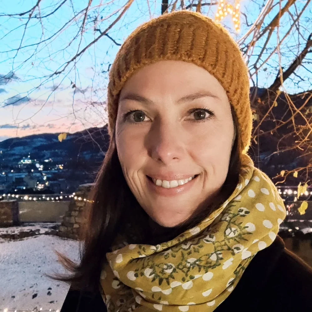 In letzter Zeit habe ich wenig gepostet.
Ratet mal, warum: richtig, das Leben kam dazwischen.
Ich durfte 
... Laufende Kurse geben und mit den Gruppen Yoga praktizieren. Durch meine Schulterverletzung habe ich es geschafft, Schritt f&uuml;r Schritt v