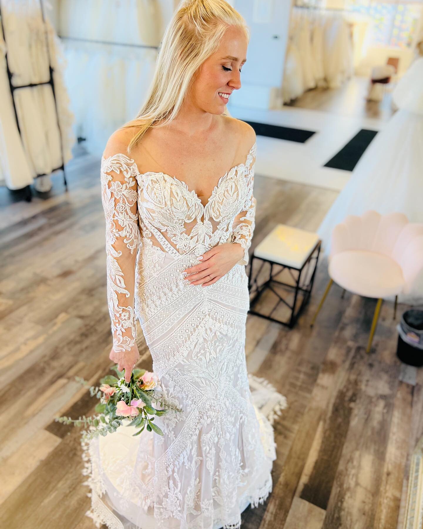 an effortless look for the free-spirited boho bride

✨Kelee by All Who Wander 
.
.
.

#weddingplanning #weddingdress #allwhowander #allwhowanderbridal #bridetobe #hctbride #boho #bohobride #bohowedding #bohoweddingdress #freespiritedbrides 
#herecome