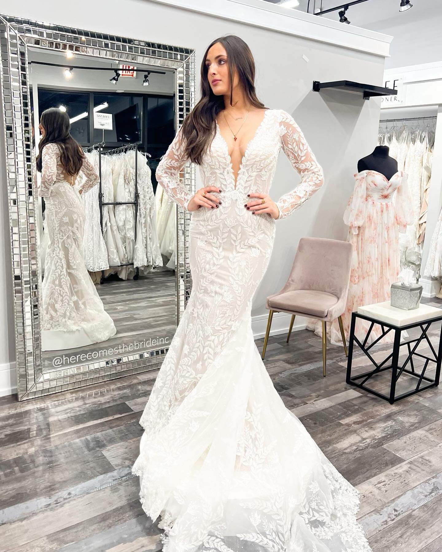 ✨We&rsquo;re in love with our new @martinalianabridal gown and can&rsquo;t get enough of all the details🥰 We have limited availability for the rest of the holiday weekend, give us a call to set up your appointment!!🤍
.
.
.
Martina Liana 1525✨
.
.
.