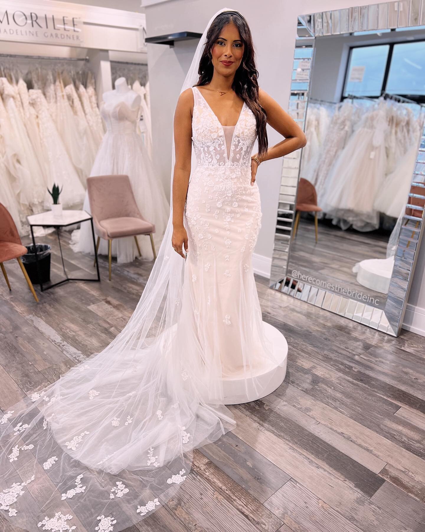 ✨The perfect combination of elegant, classic, and a little bit of sexy! We are obsessed with our new @madilanebridal gown!! What do you guys think?!😍
.
.
.
Kenzie by Madi Lane💕
.
.
.

#sayyestothedress #isaidyes #chicagobridestobe #chicagobride #20