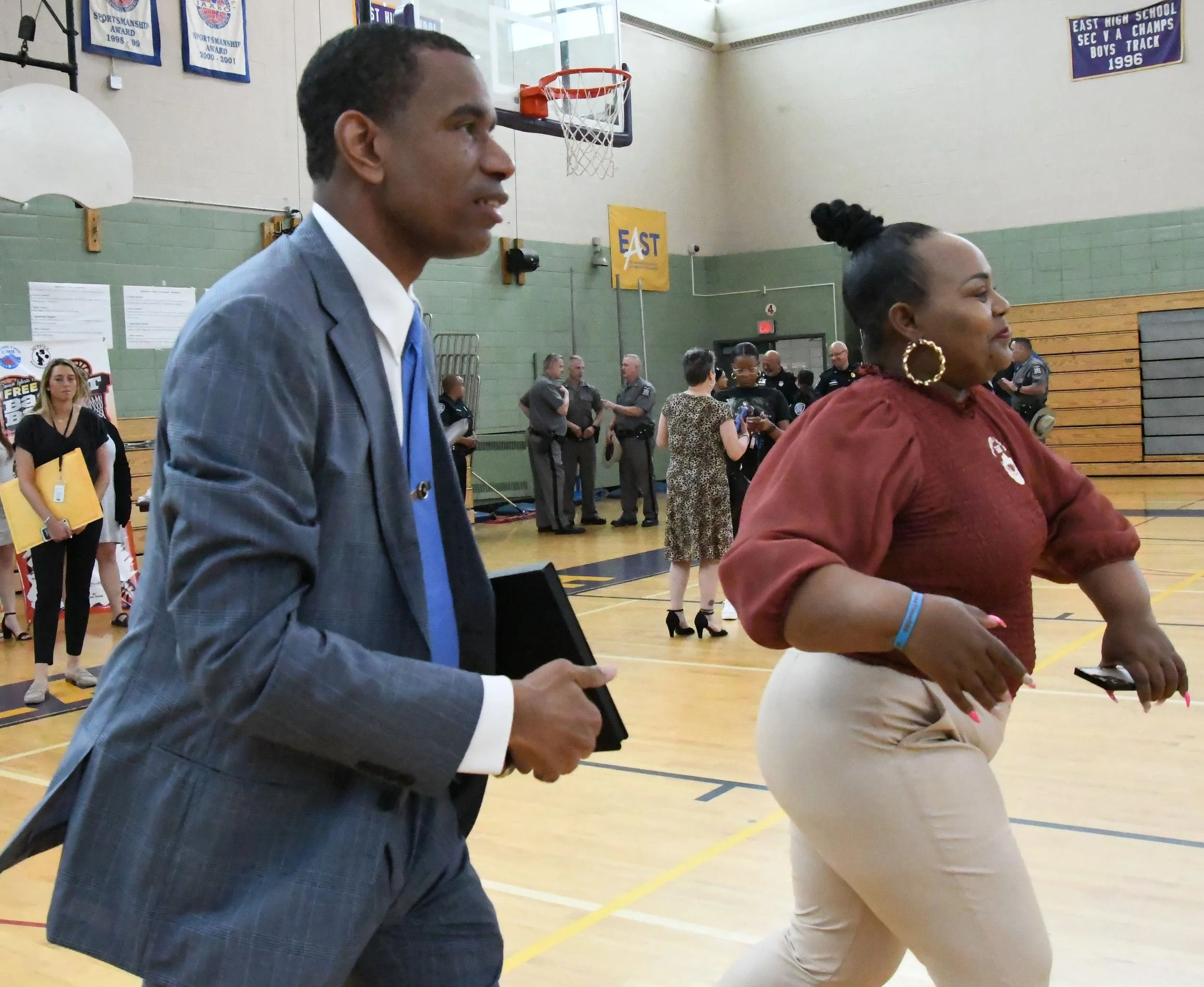 Mayor Arrives (1).JPG