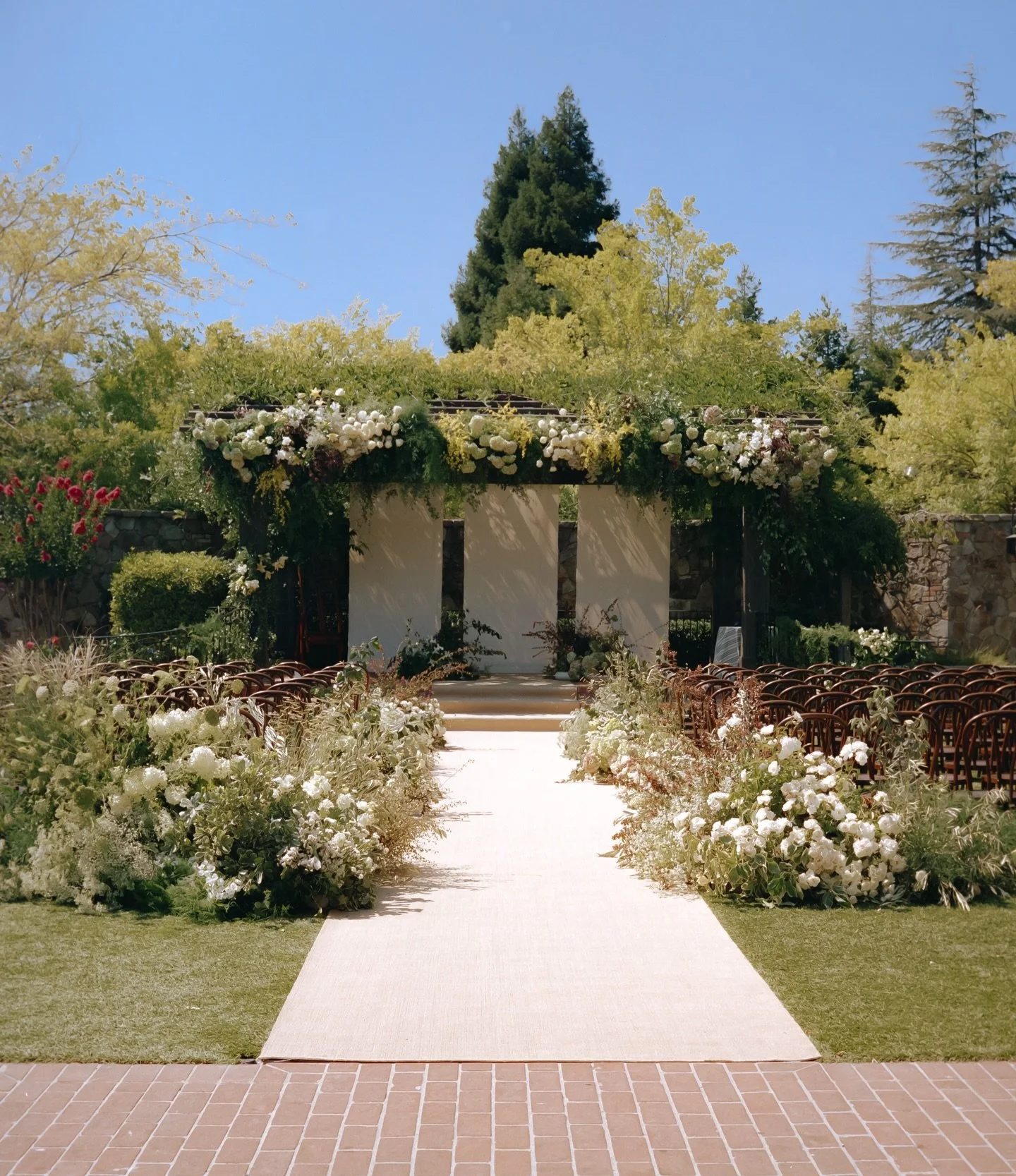 Guided by vintage influences and time-honored traditions, E &amp; J&rsquo;s wedding florals were soft, textural, and rooted in the romance of old-world gardens

Design &amp; Planning @sophia.goff
Florals @pond.floralstudio
Photo @camilledelauneweddin