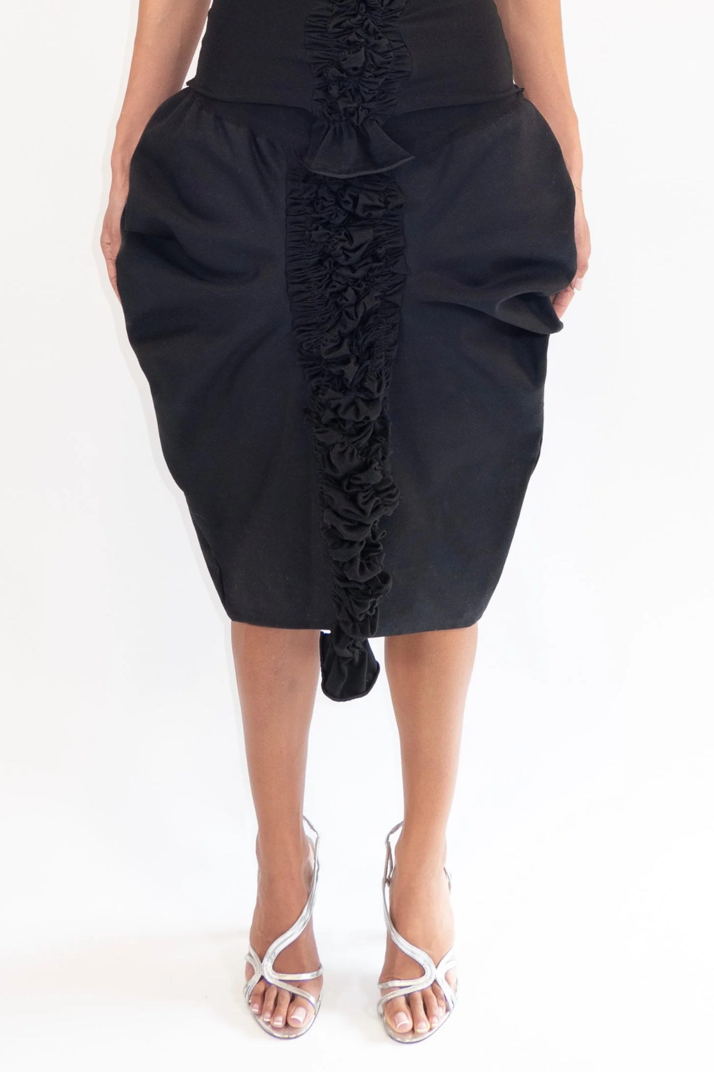 STRUCTURED MIDI SKIRT - BLACK