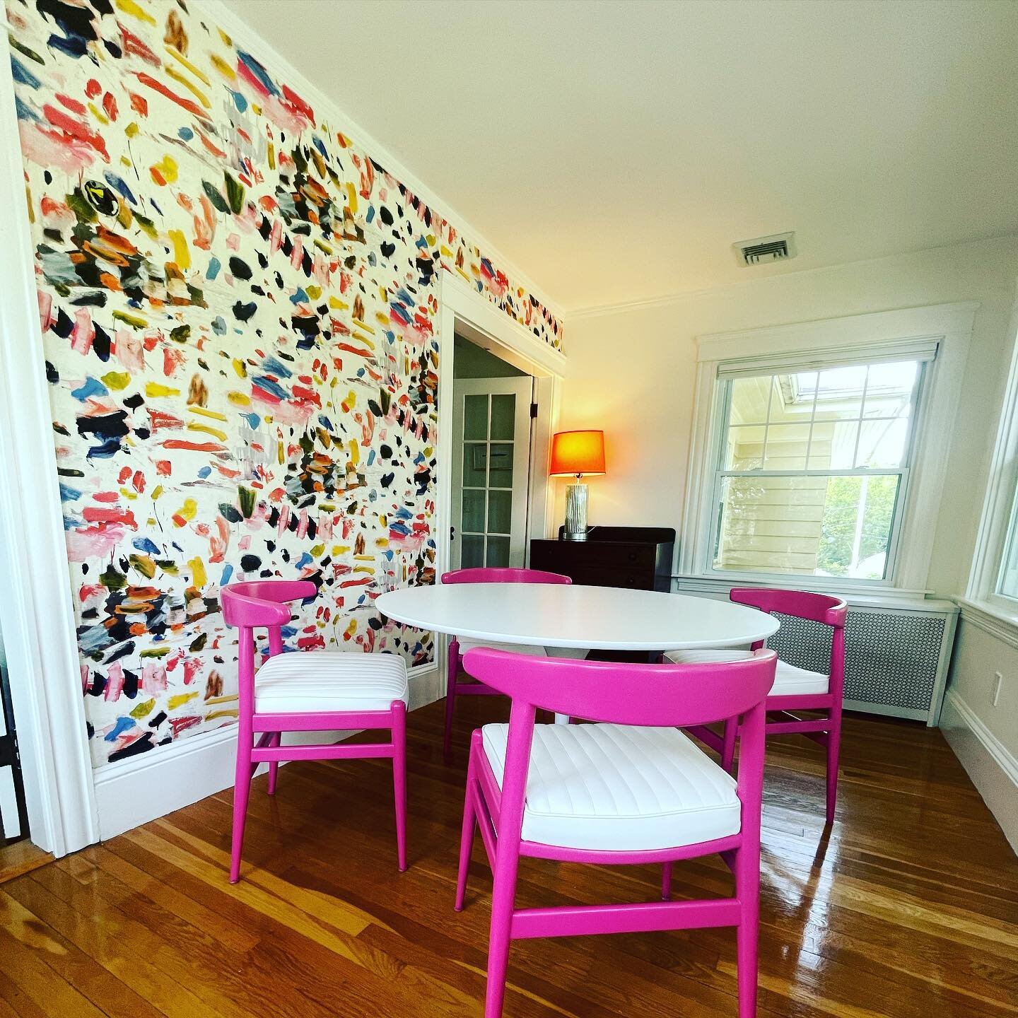 Just Gorgeous. This small sun room now offers ample room to play games or do puzzles with family. Jason Cahill,  head of @preppygangstas , always exceeds the clients remit. 👍
Nautical  channeled vinyl and semi-gloss @benjaminmoore,&ldquo;Razzle Dazz