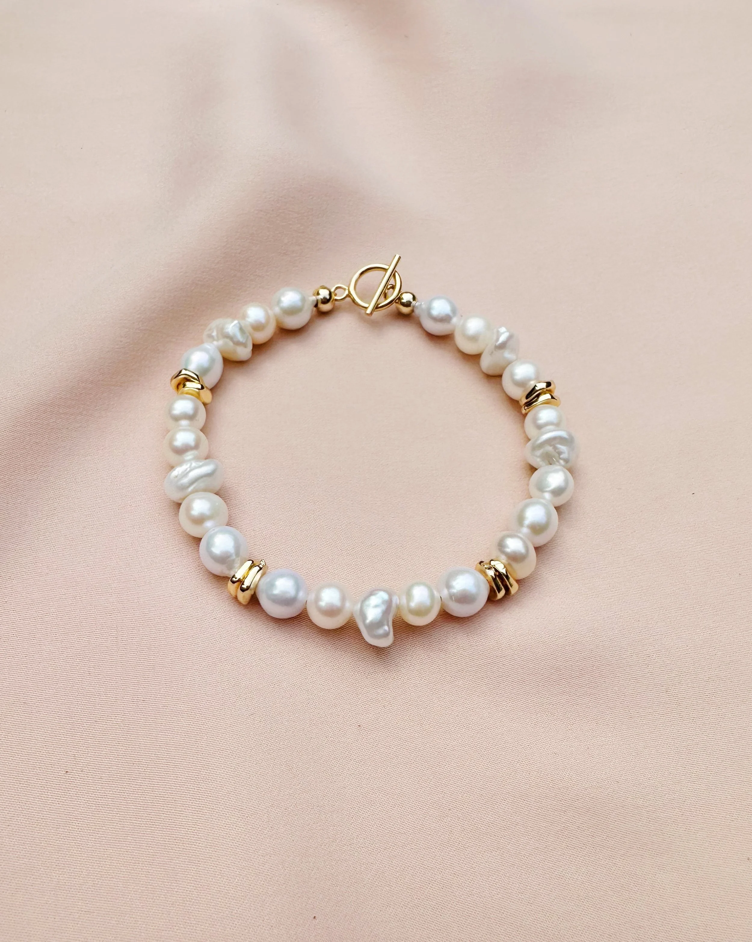 Piper-baroque-pearls-bracelet-closeup.jpg