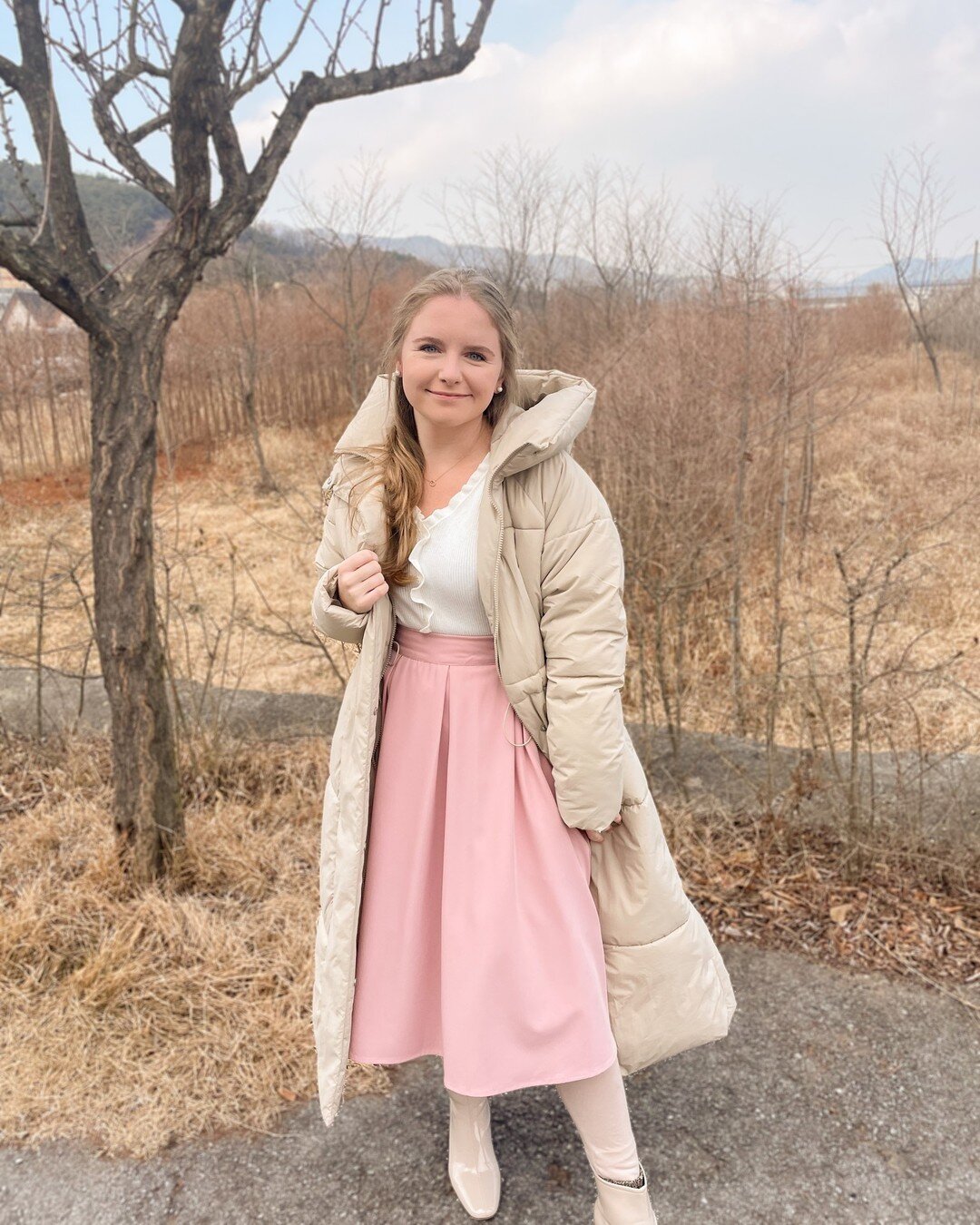 Starting 2022 off with a bang! 🎆
.
Braved the cold with Adrianna and Ernie for their maternity session in Daegu today! You can't even tell Adrianna is actually is hiding her big fuzzy socks under her dress- which is totally a mood and definitely a n